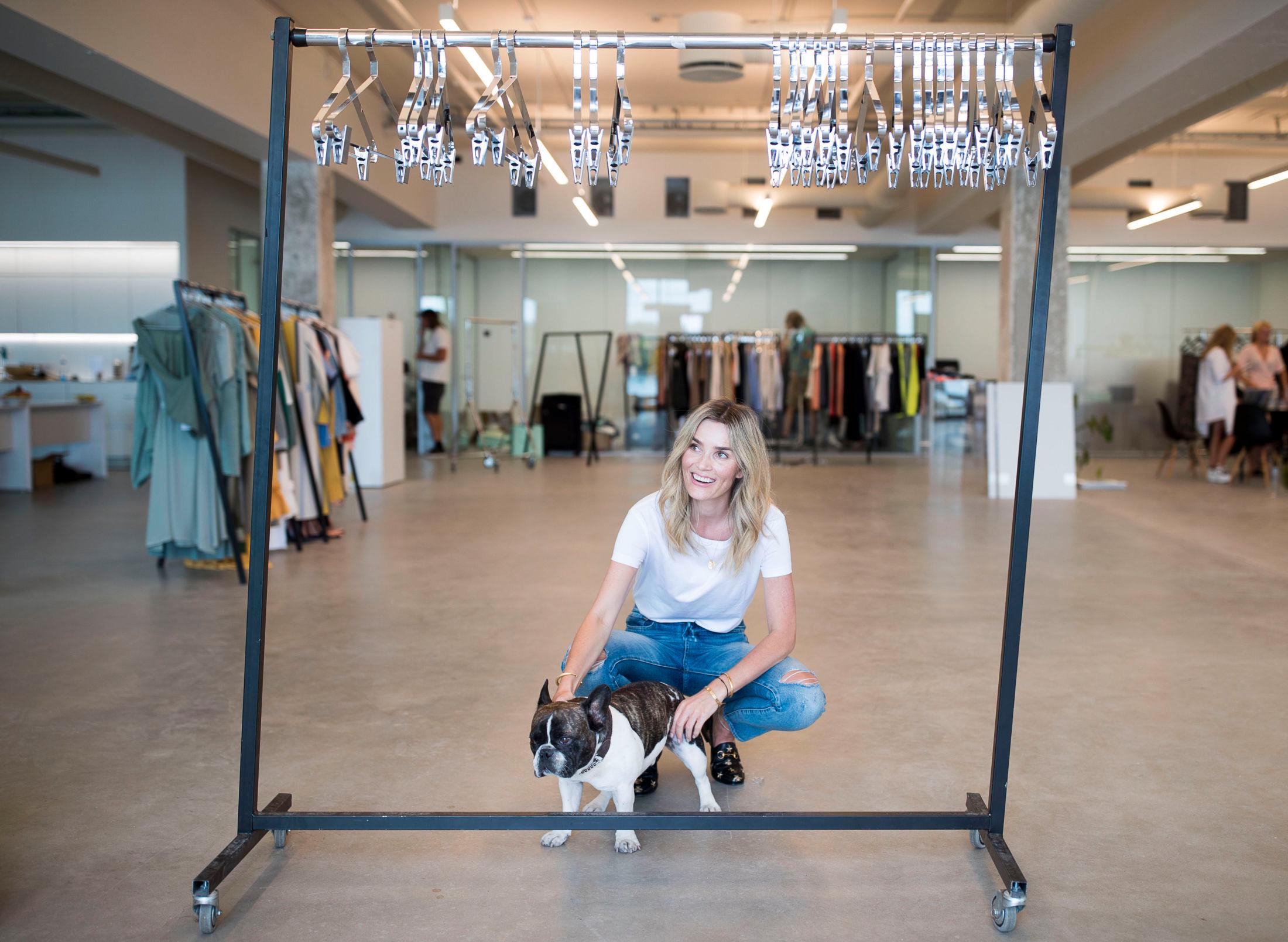 DRØMMEJOBB: Camilla Pihl lanserer sitt eget merke og den første kolleksjonen kommer i butikk neste vår. Her fra Holzweiler sine lokaler på Lysaker sammen med hunden Theodor. FOTO: FREDRIK SOLSTAD/VG.