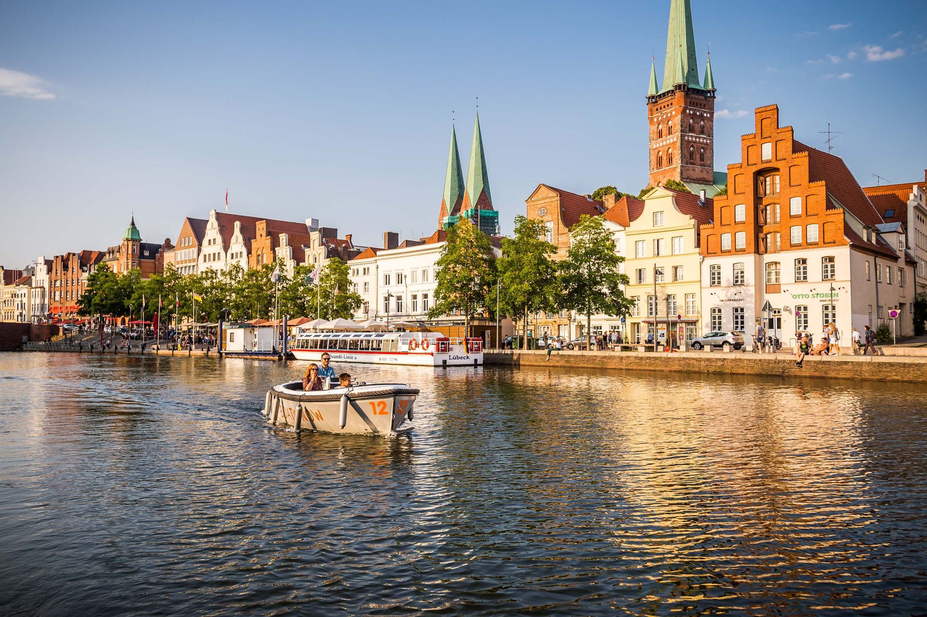 VANN PÅ BEGGE SIDER: Gamlebyen i Lübeck ligger på en øy mellom de to elvene Trave og Wakenitz. Hva med en båttur?