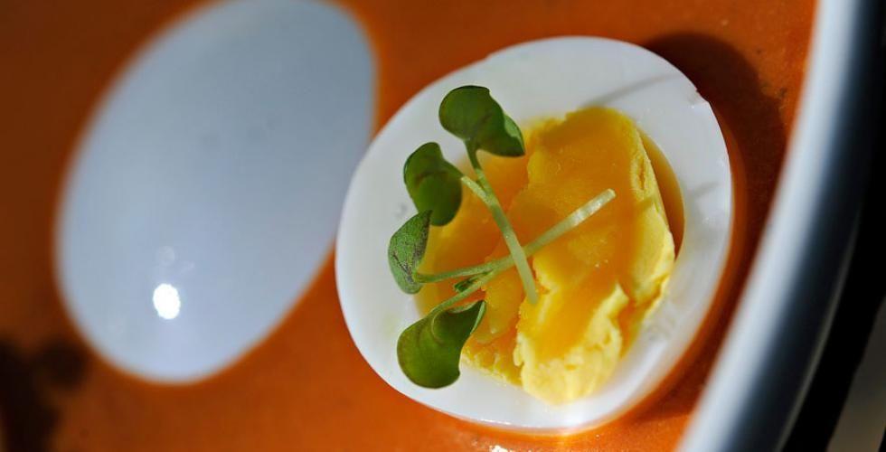 Kokte egg er supert tilbehør til tomatsuppen. (Foto: Jonas Haarr Friestad.)