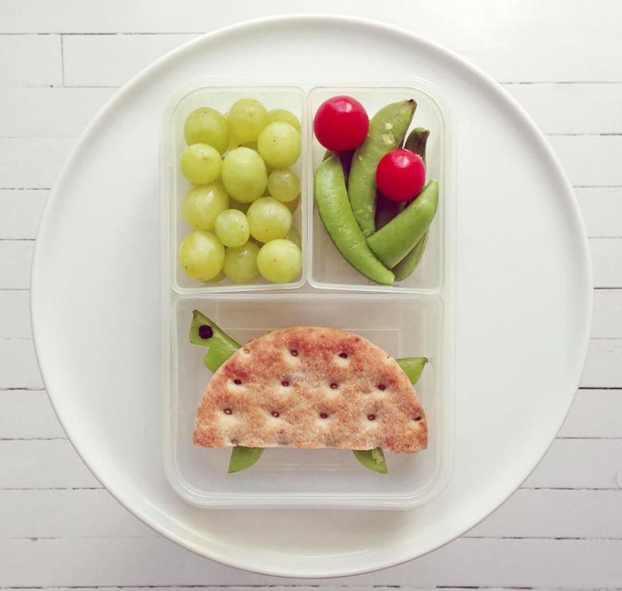 SKILPADDE I BOKS: En morsom matpakke kan bidra til at barna spiser mer frukt og grønt. Sjekk flere oppskrifter av matkunstner Ida Frosk her. Foto: Ida Skivenes