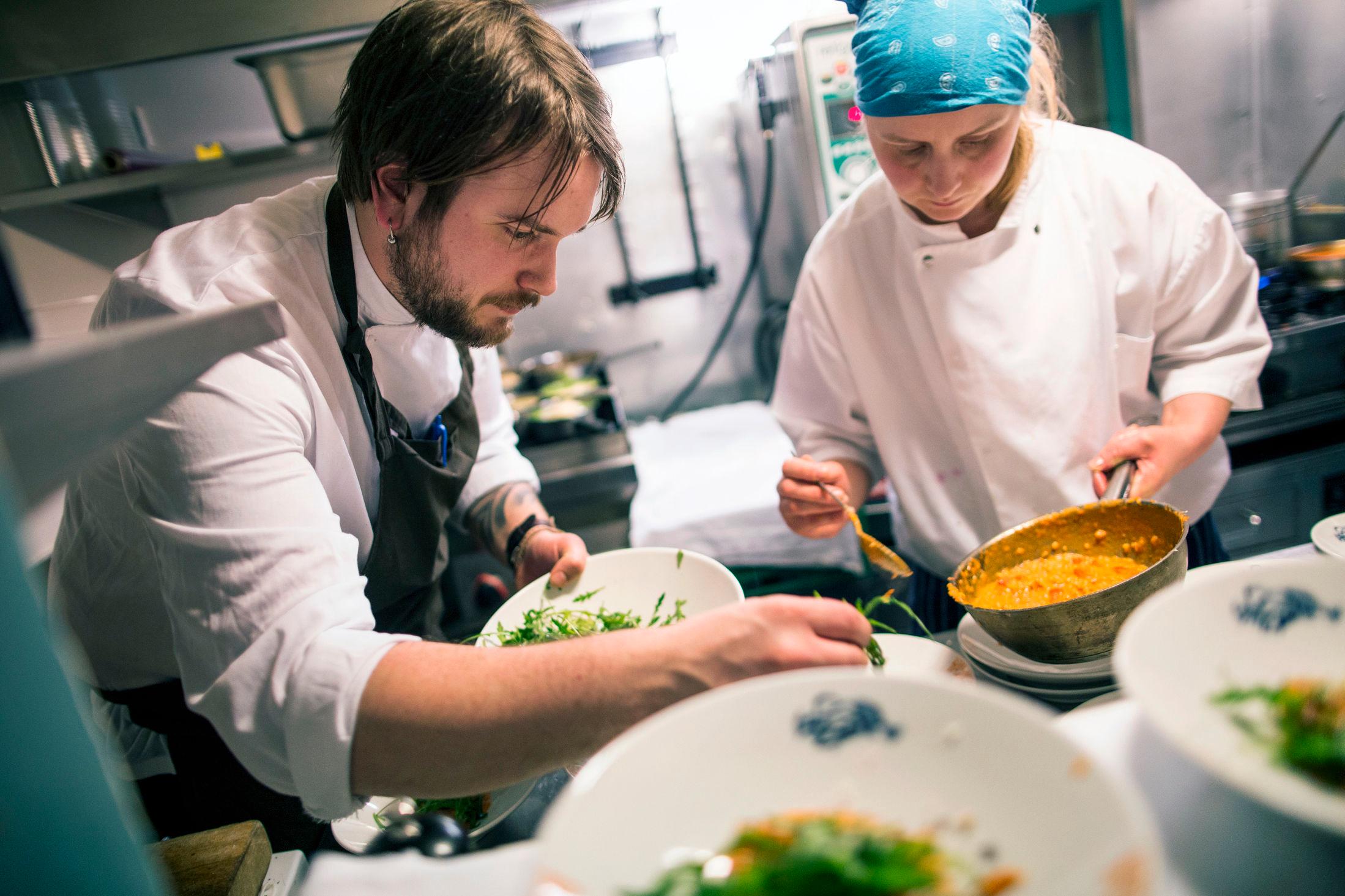 TRANGT: Til tross for lite plass på kjøkkenet imponerer kokkene med maten på tallerkenen. Foto: Haakon Nordvik/VG