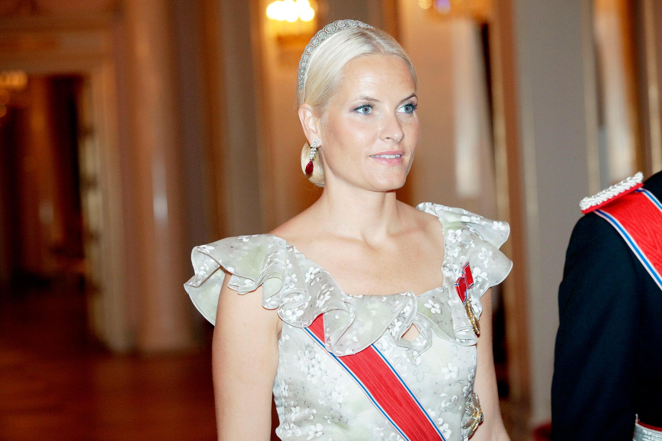 ROMANTISK: Kronprinsessen stilte i Valentino under en gallamiddag på slottet i 2011. Foto: Stian Lysberg Solum / SCANPIX