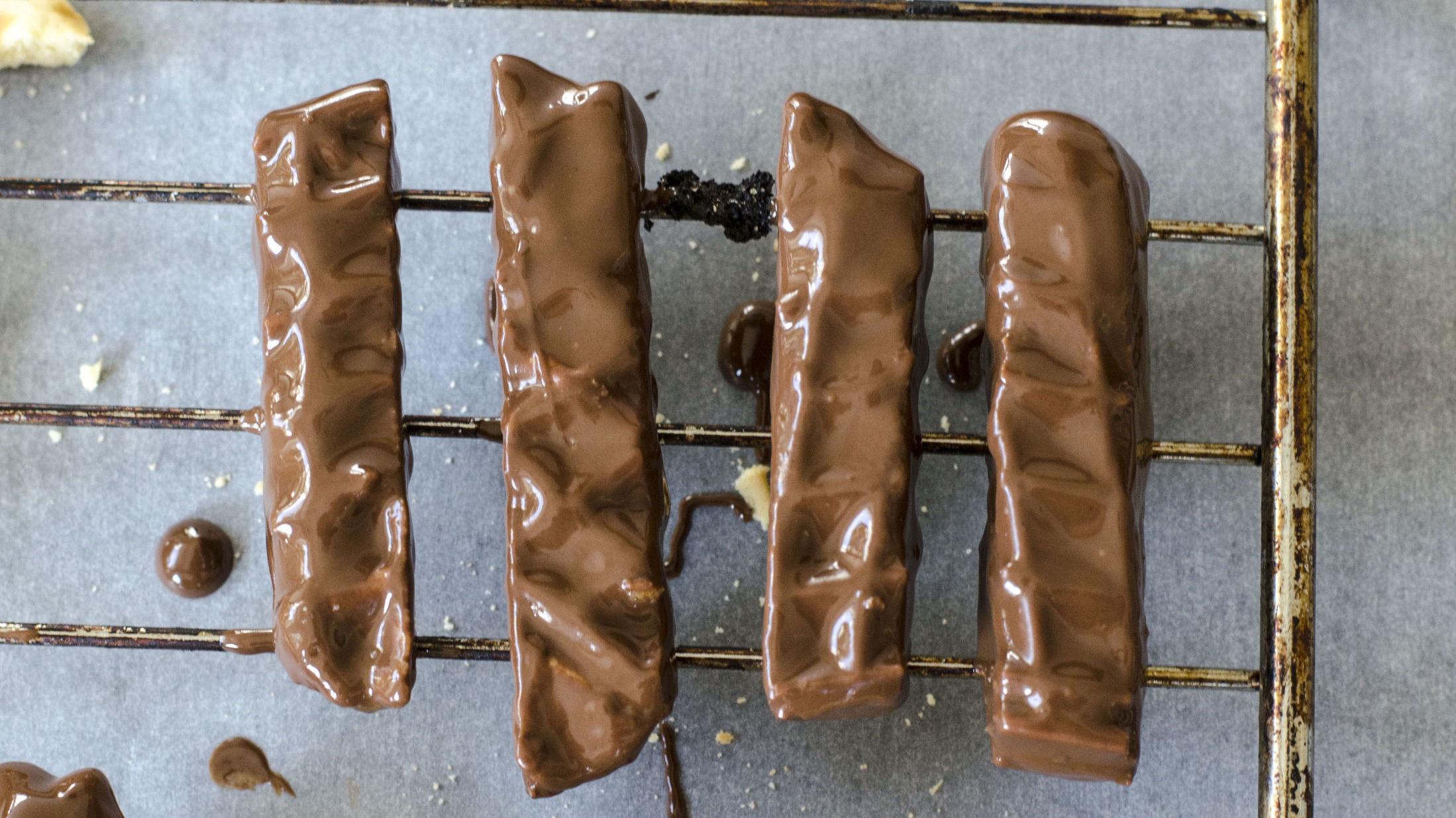 SPRØTT OG SØTT: Hjemmelaget kjekssjokolade er perfekt til sofakosen. Foto: Mari Mushom
