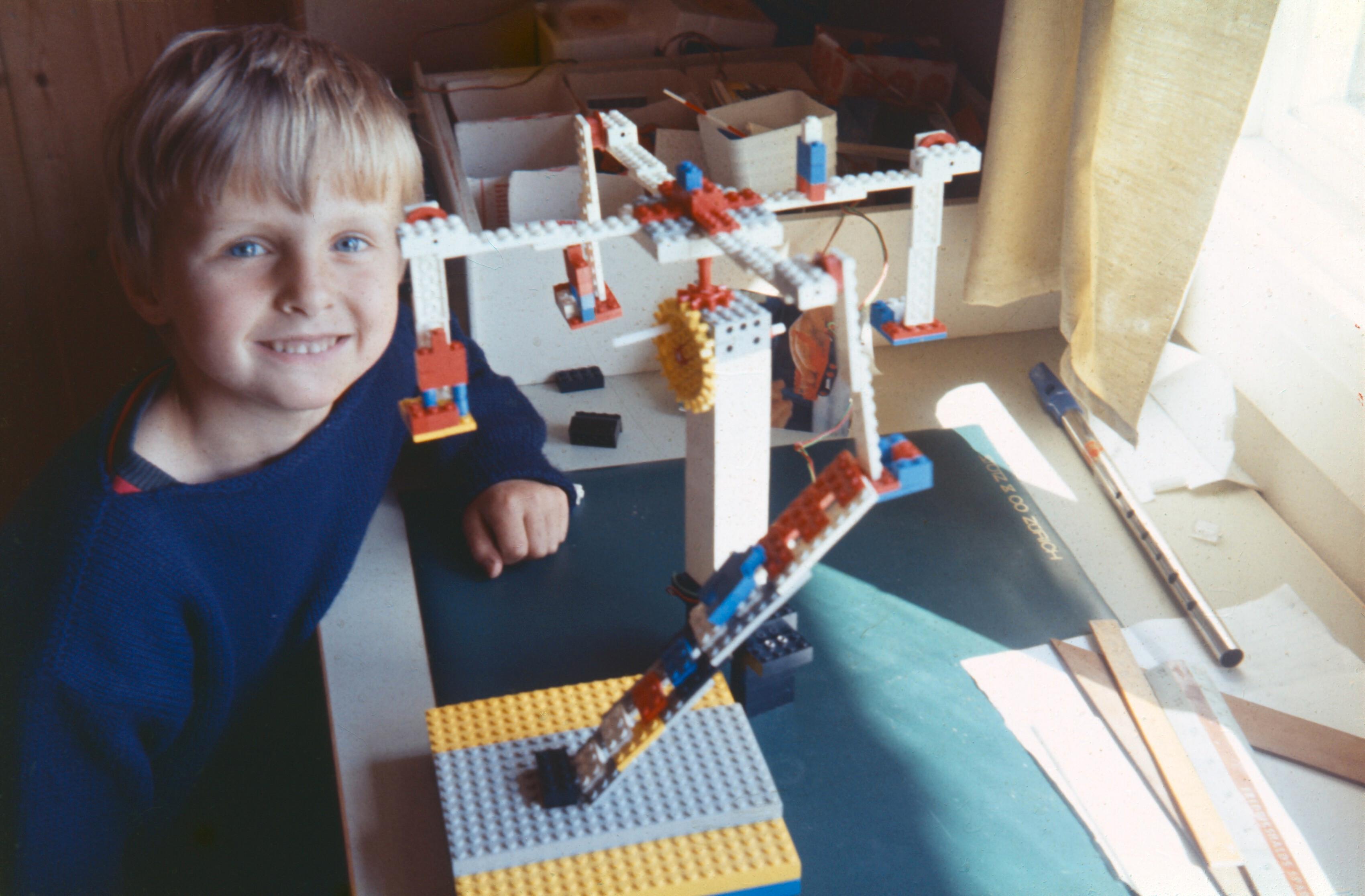 Som 6-åring hadde ikke Håkon Wium Lie tilgang til datamaskiner, og måtte derfor leke med Lego.Foto: Privat