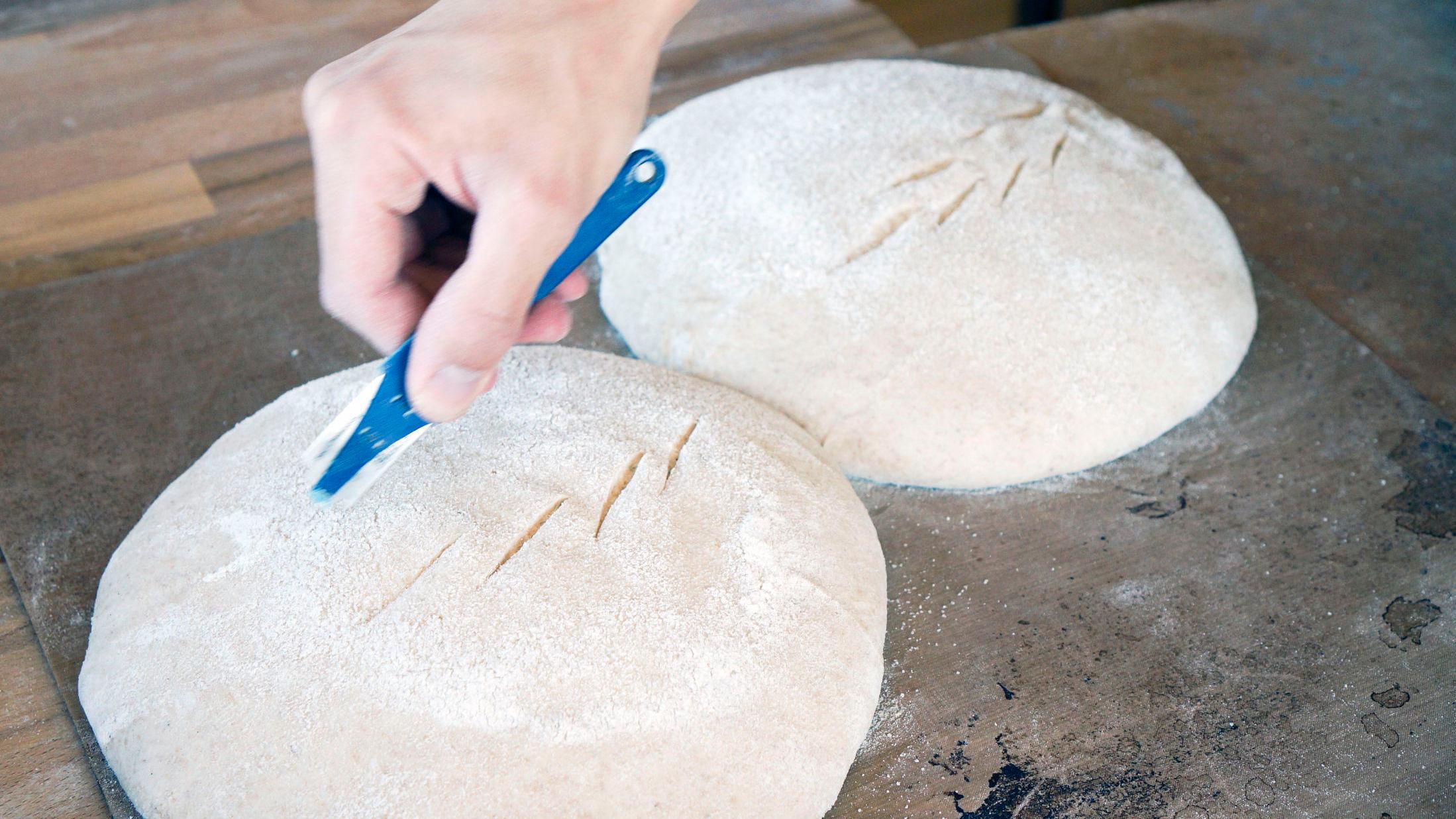 KLAR TIL BAKST: Etter cirka en uke kan du ta i bruk surdeigen til å bake brød eller annen deilig bakst. Foto: Maria Tveiten Helgeby / VG