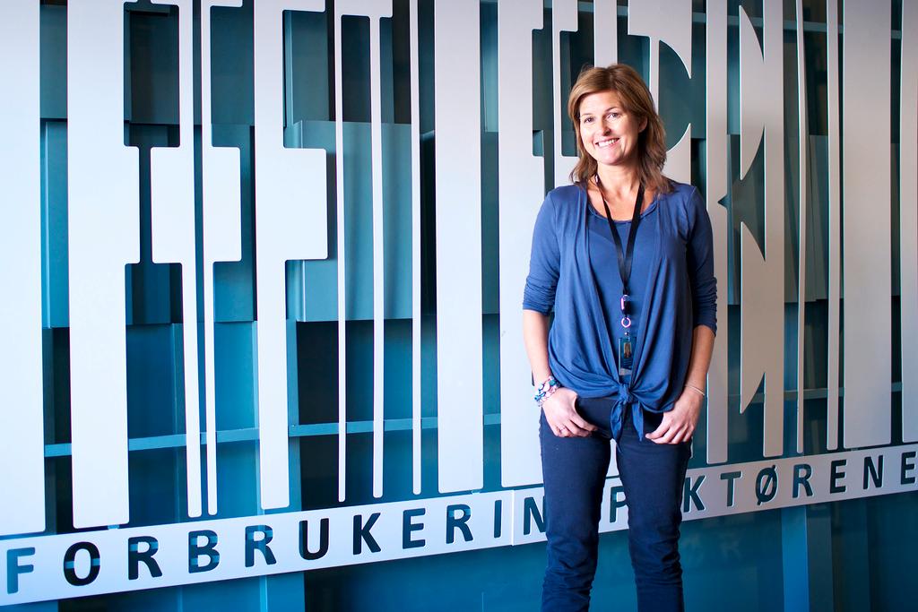 Marit Evertsen Grimstad, programleder i Forbrukerinspektørene på NRK foran FBIs ikoniske logo i deres studio ved Youngstorget i Oslo.Foto: Ole Gunnar Onsøien, All Rights Reserved