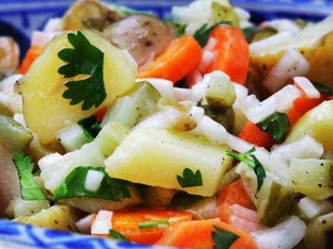 Kald potetsalat med gulrøtter.