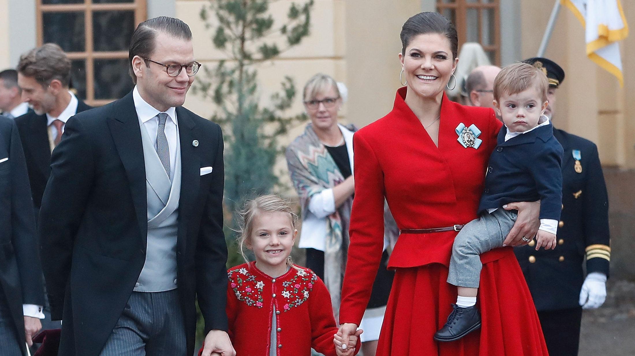 BLIKKFANG: Kronprinsesse Victoria var antrukket i rød jakke og rødt plisé skjørt i dåpen til prins Gabriel i dag. Foto: Getty Images