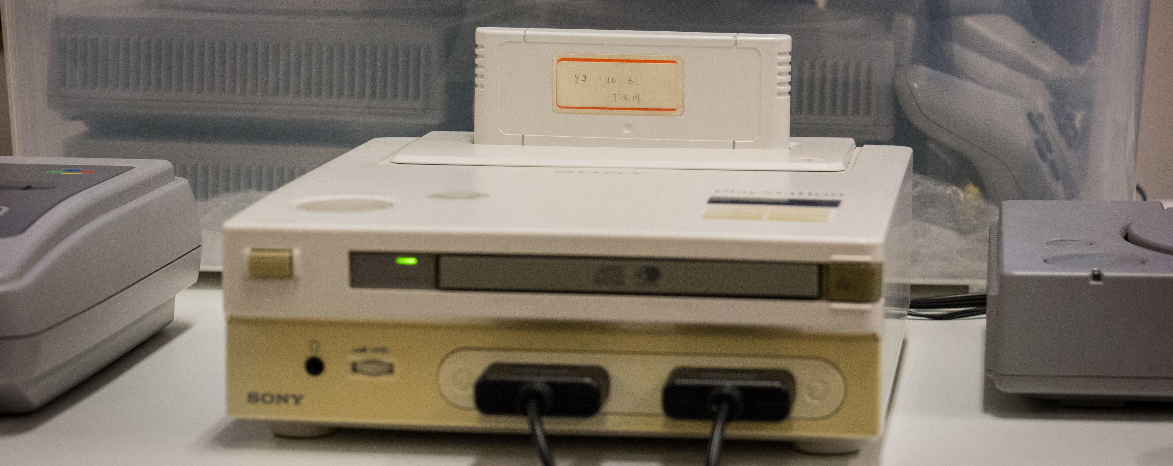 Med en CD-rom-spiller på framsiden og plass til spillkasetter på toppen, var det meningen at konsollen skulle kunne spille både gamle SNES-spill, men også nye CD-spill fra Sony.