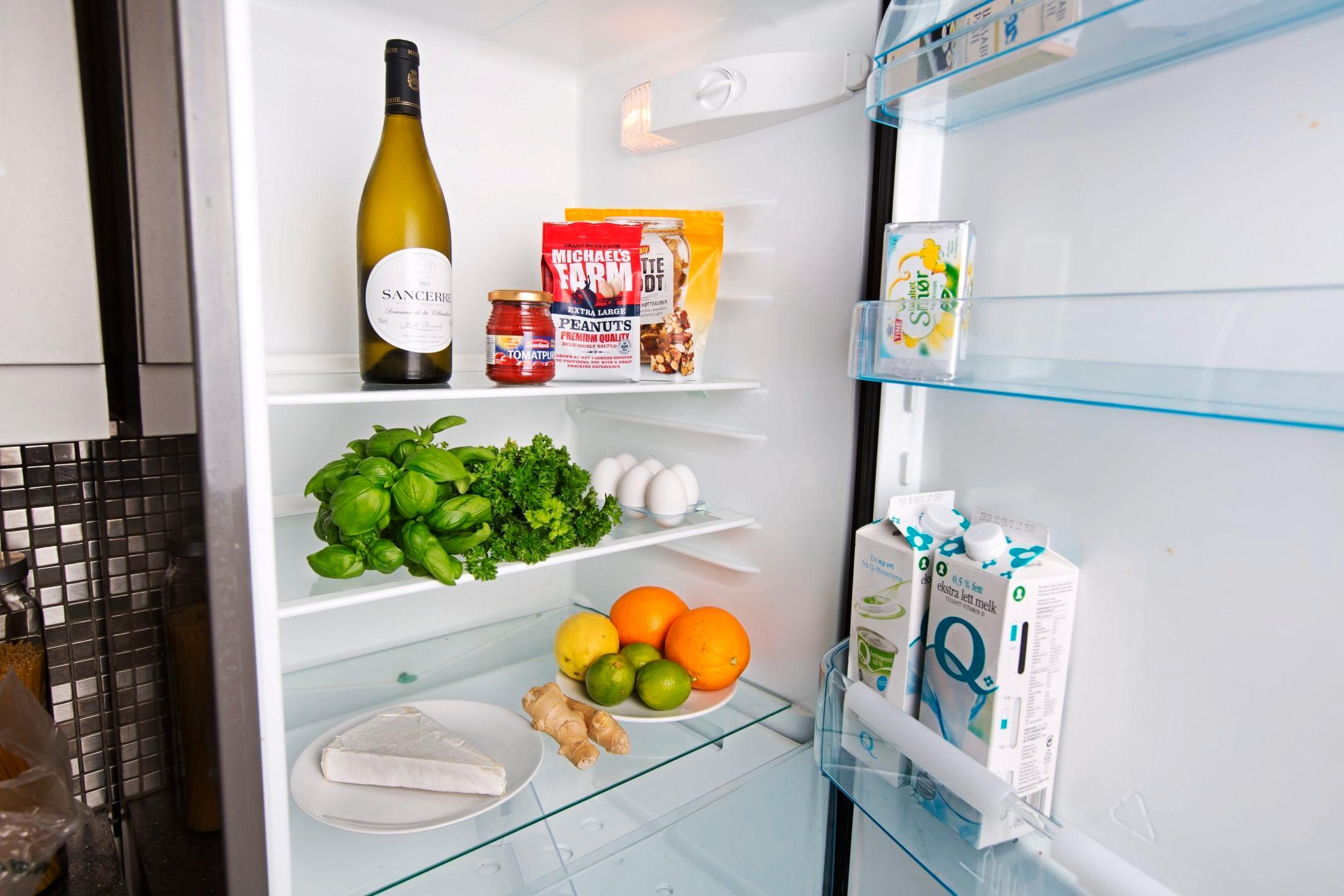 KJØLESKAP ELLER KJØKKENSKAP: Det er ikke alle matvarer som holder seg best i kjøleskapet. En del frukt og grønt smaker faktisk også bedre om du oppbevarer dem i romtemperatur. Foto: Jørgen Braastad/VG.