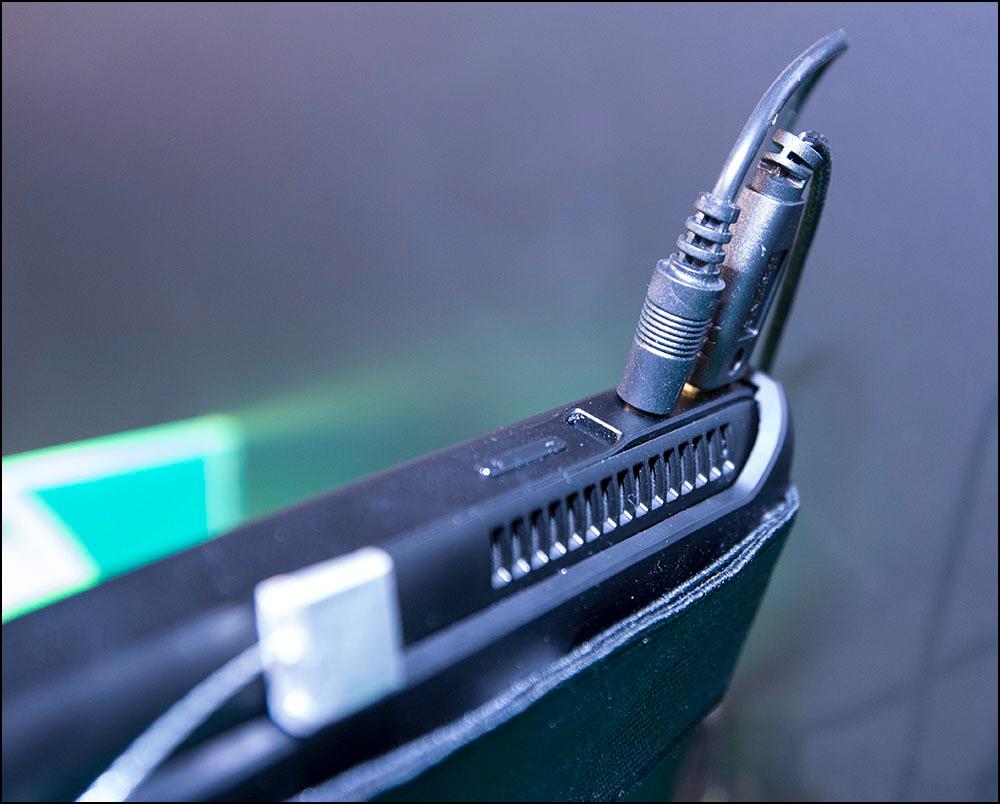 Razer har vært sparsommelige når det kommer til utganger. På toppen er det en USB- og lyd-utgang, men du kan også koble til strøm og HDMI.Foto: Niklas Plikk, Hardware.no