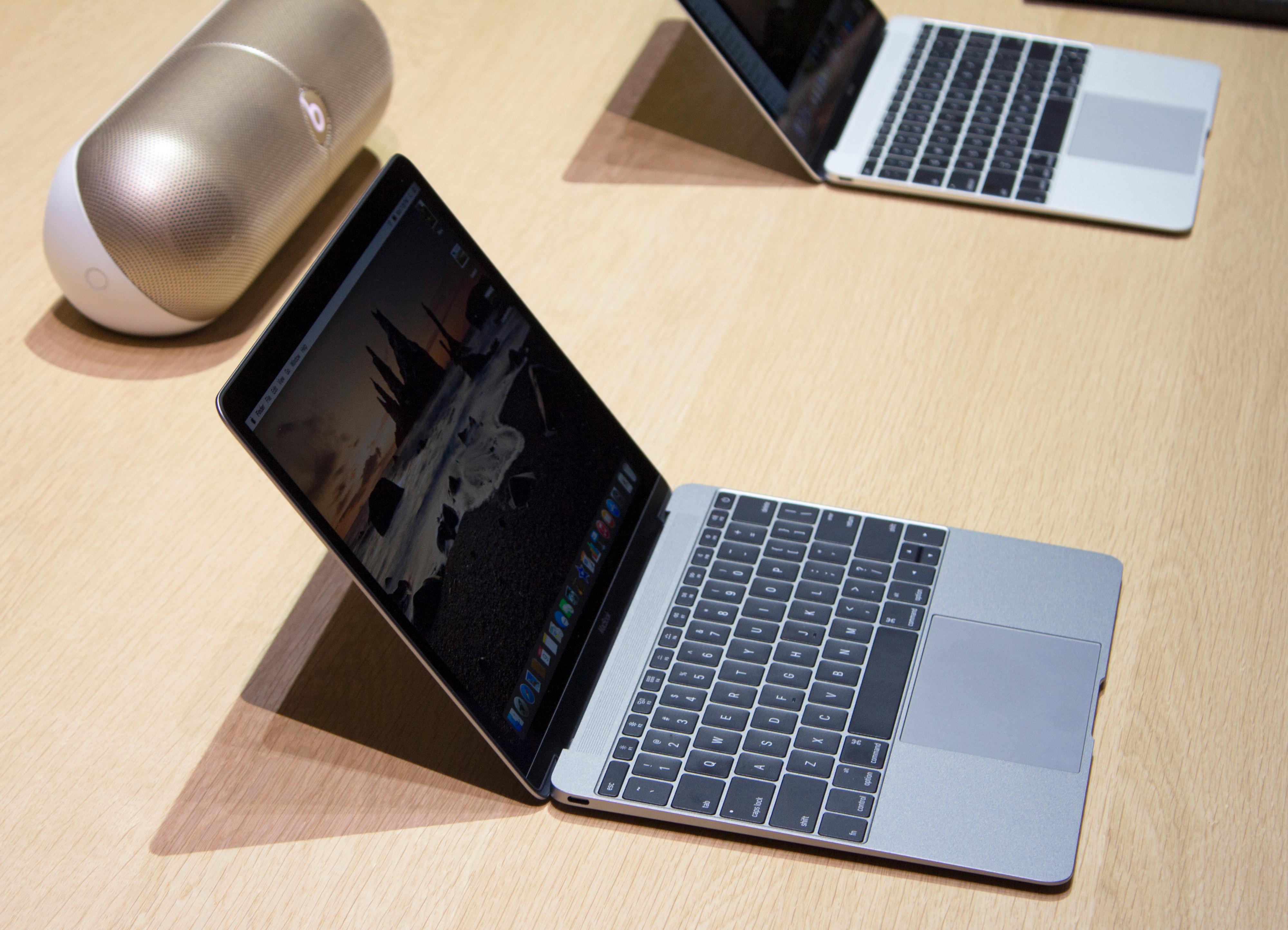 Det er vanskelig å fullt ut sette pris på hvor liten en ny MacBook er uten å løfte den selv. Foto: Finn Jarle Kvalheim, Tek.no