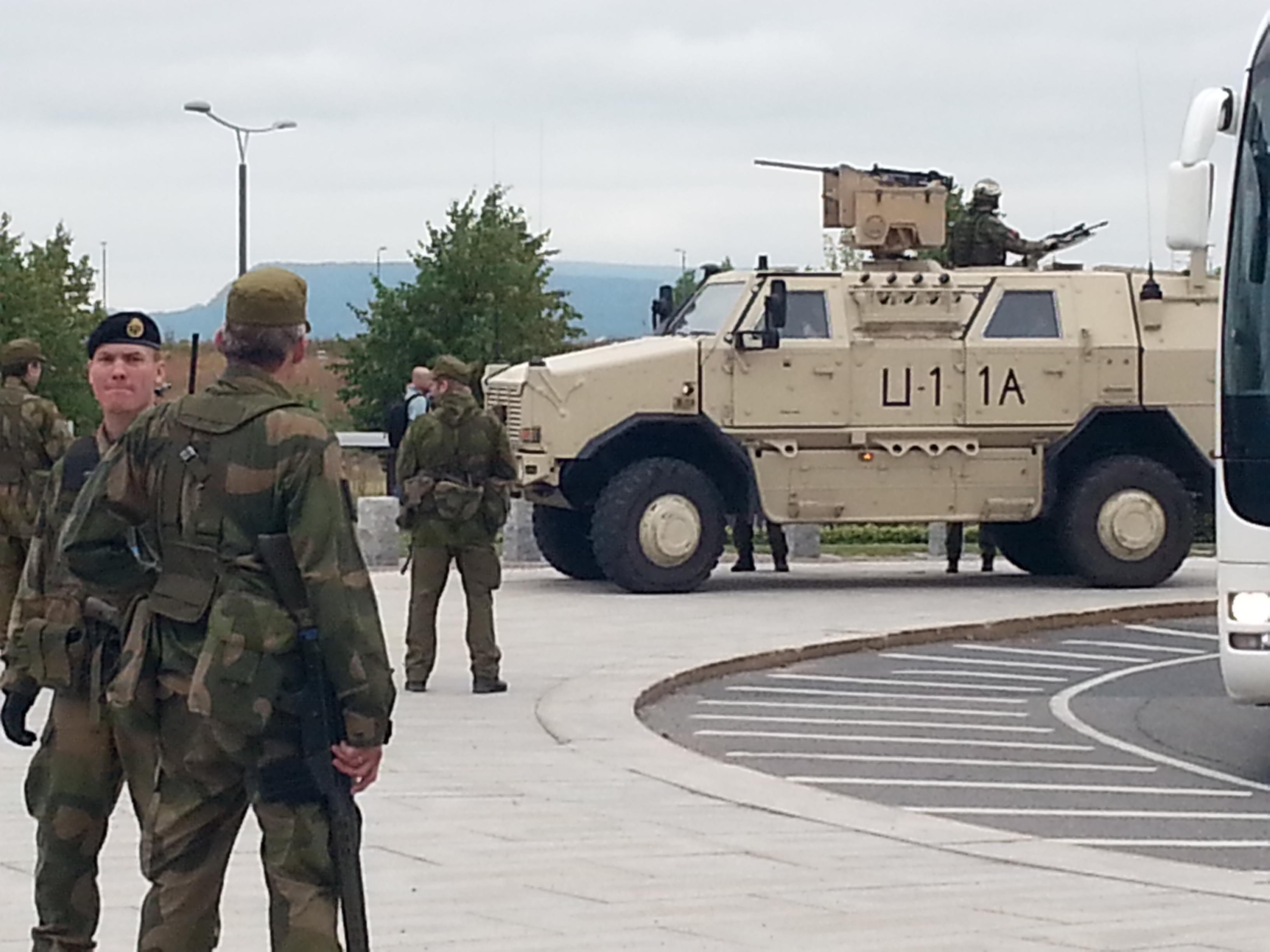 Som en del av øvelsen ble Telenor-kontorene evakuert av militært personell. 
Foto: Ida Oftebro, Mobilen.no
