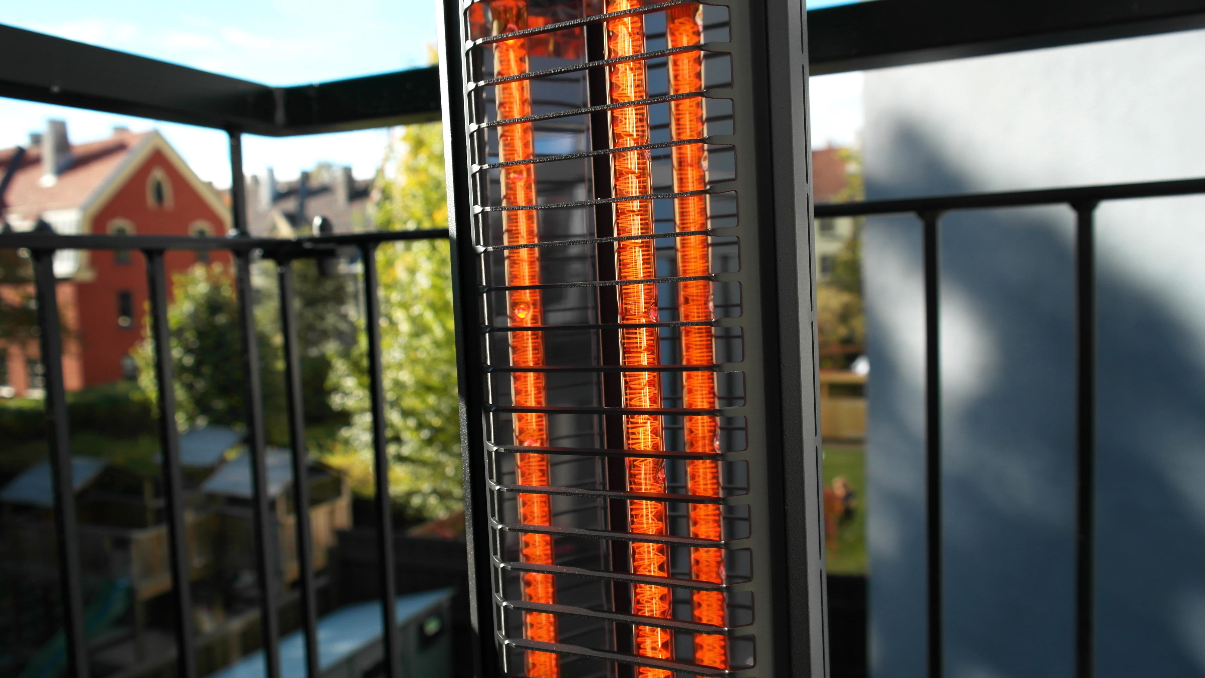 Varmetrådene på kortbølgevarmere kan avgi ganske mye lys. Her modellen fra Mill. 