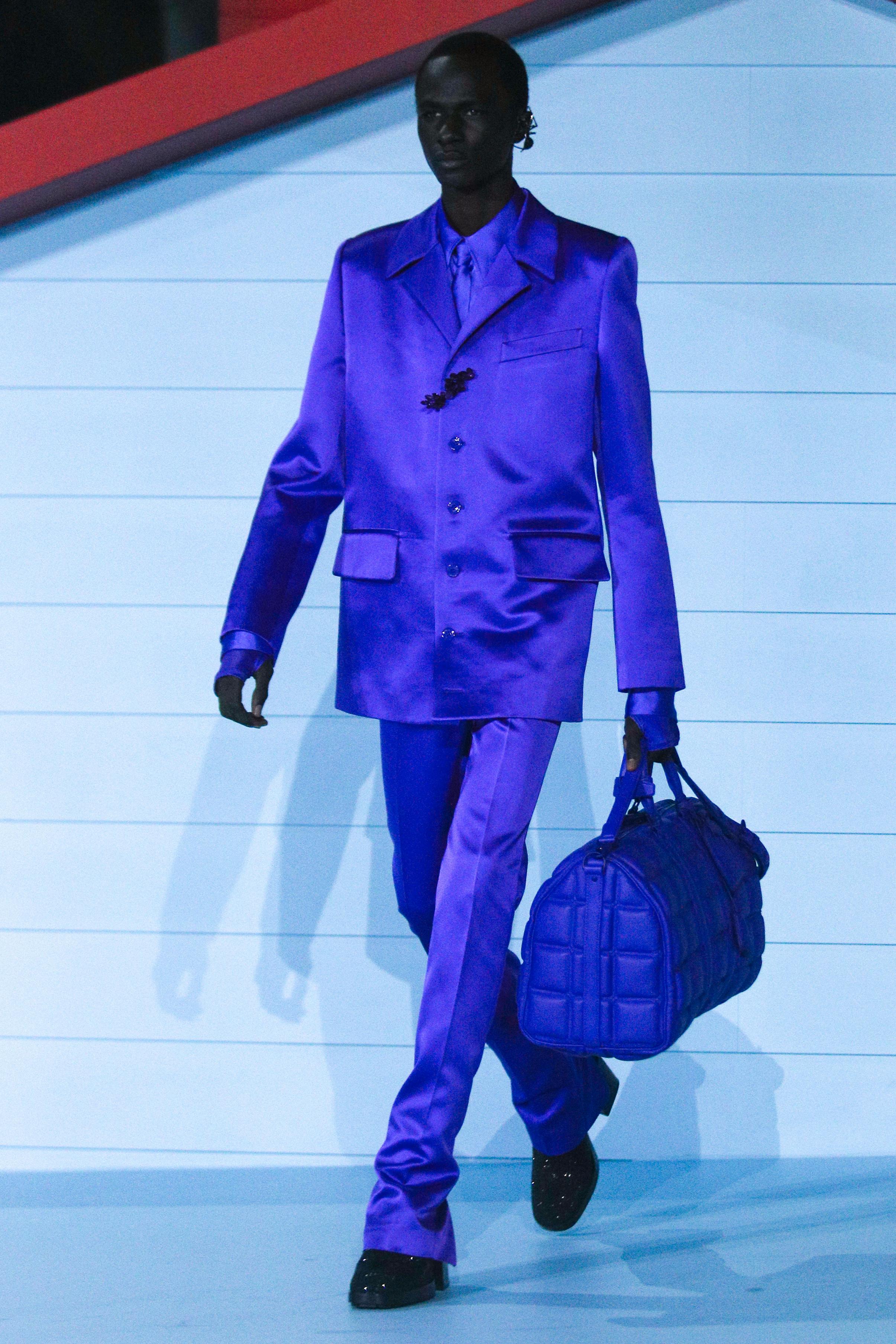 LA DEG INSPIRERE: Louis Vuitton viste frem noen fargerike bager på sit motefremvisning under Paris Fashion Week i januar. Perfekt å la seg inspirere av før vårens og sommerens reiser! 