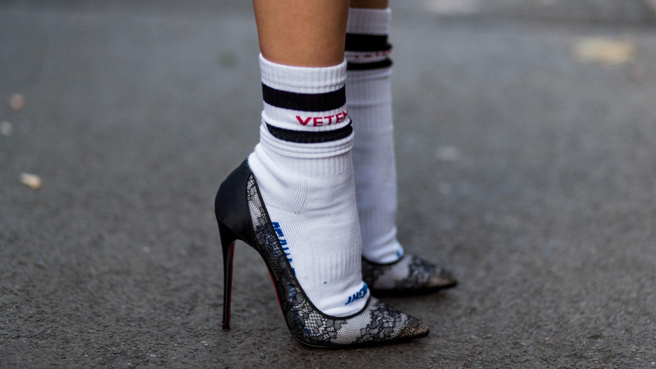 TRENDY: Sokker i høyhælte sko er anti fashion, og derfor fashion, sier moteekspert Celine Aagaard. Foto: Getty Images