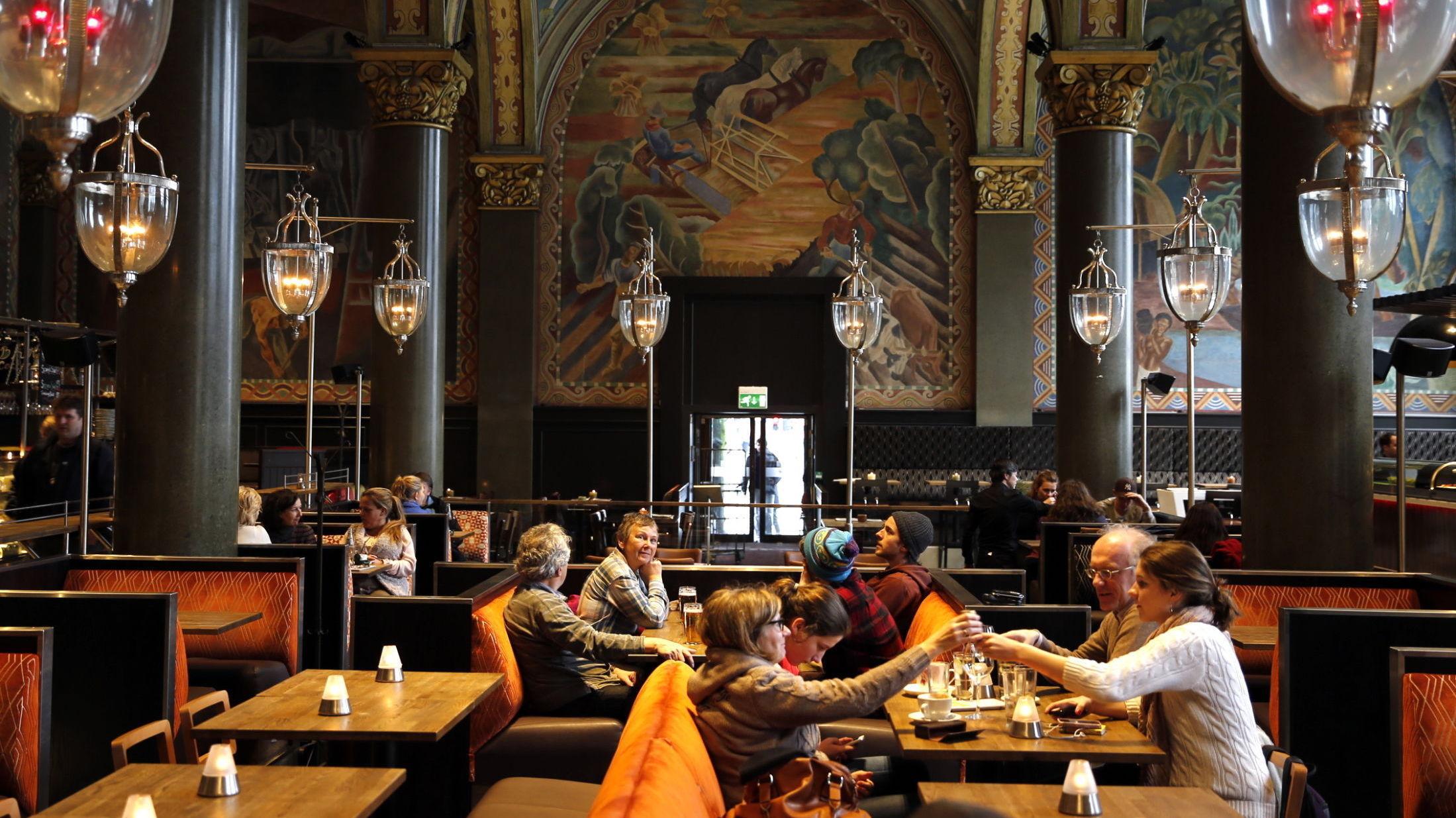 BØRSKRAKK: Bergen Matbørs i bankens gamle frescohall minner om en «foodcourt» på et amerikansk kjøpesenter. Foto: Hallgeir Vågenes