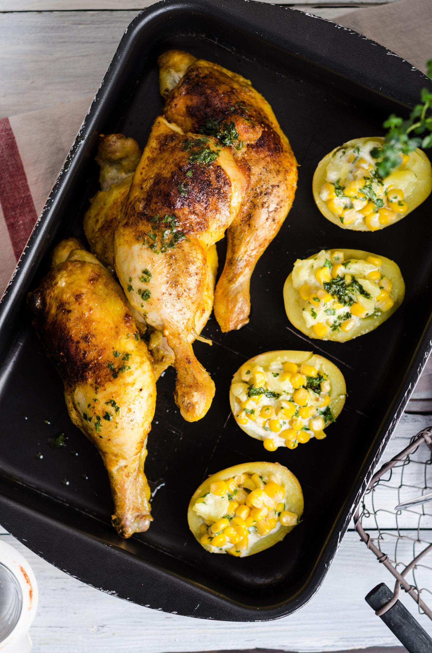 Server meriankrydrede kyllinglår med ovnsstekte poteter og mais. (Foto: Doris Heinrichs/NTB Scanpix.)
