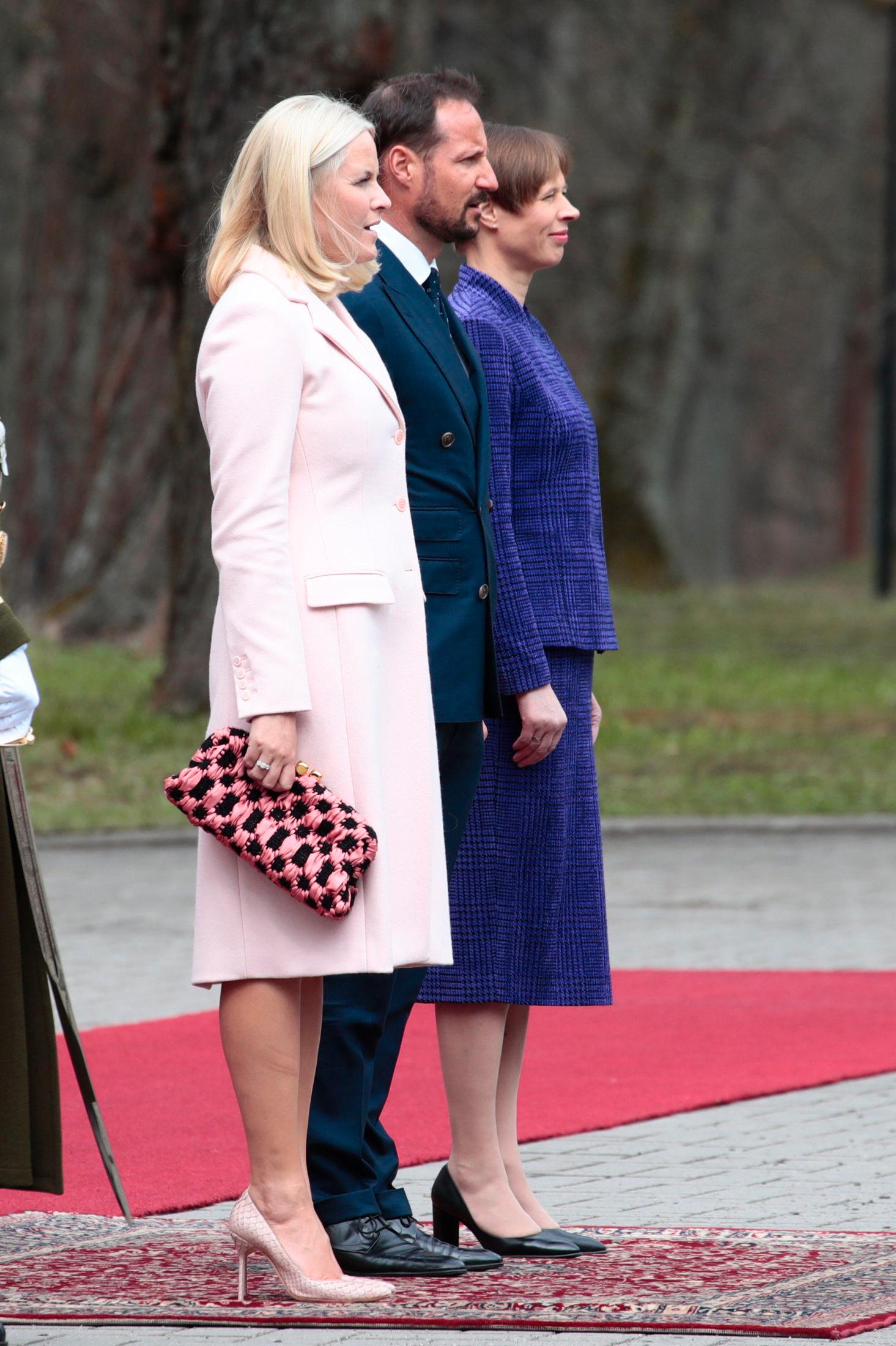 RUTER: Kronprinsessen kledd i lys kåpe og matchende sko på besøk i Tallinn. Legg merke til den mønstrede vesken som gir antrekket mer farge. Foto: Lise Åserud/NTB scanpix