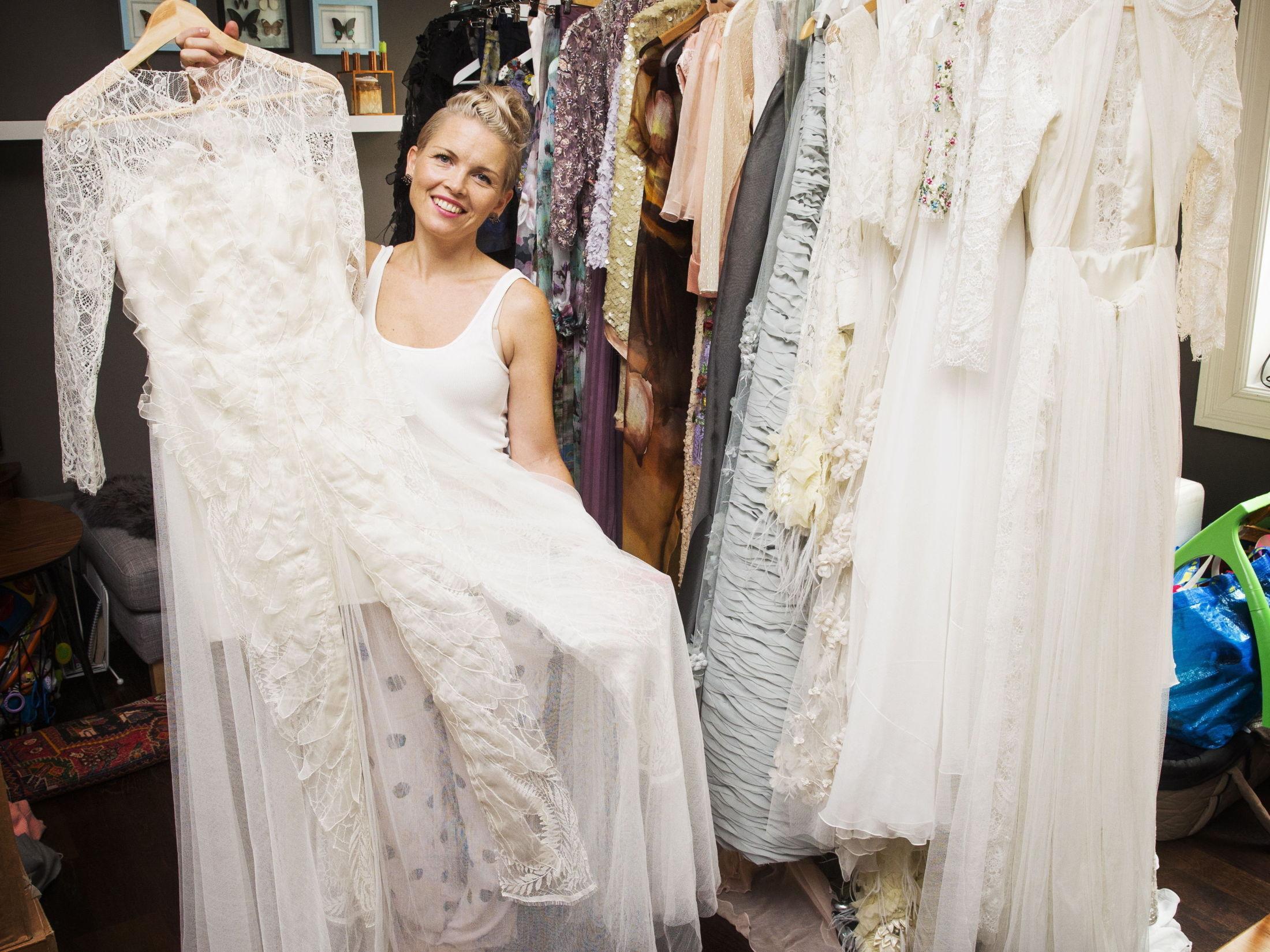 FAVORITTKJOLEN: Av i alt 42 plagg er denne kremhvite brudekjolen designerens favoritt  Foto: Frode Hansen / VG