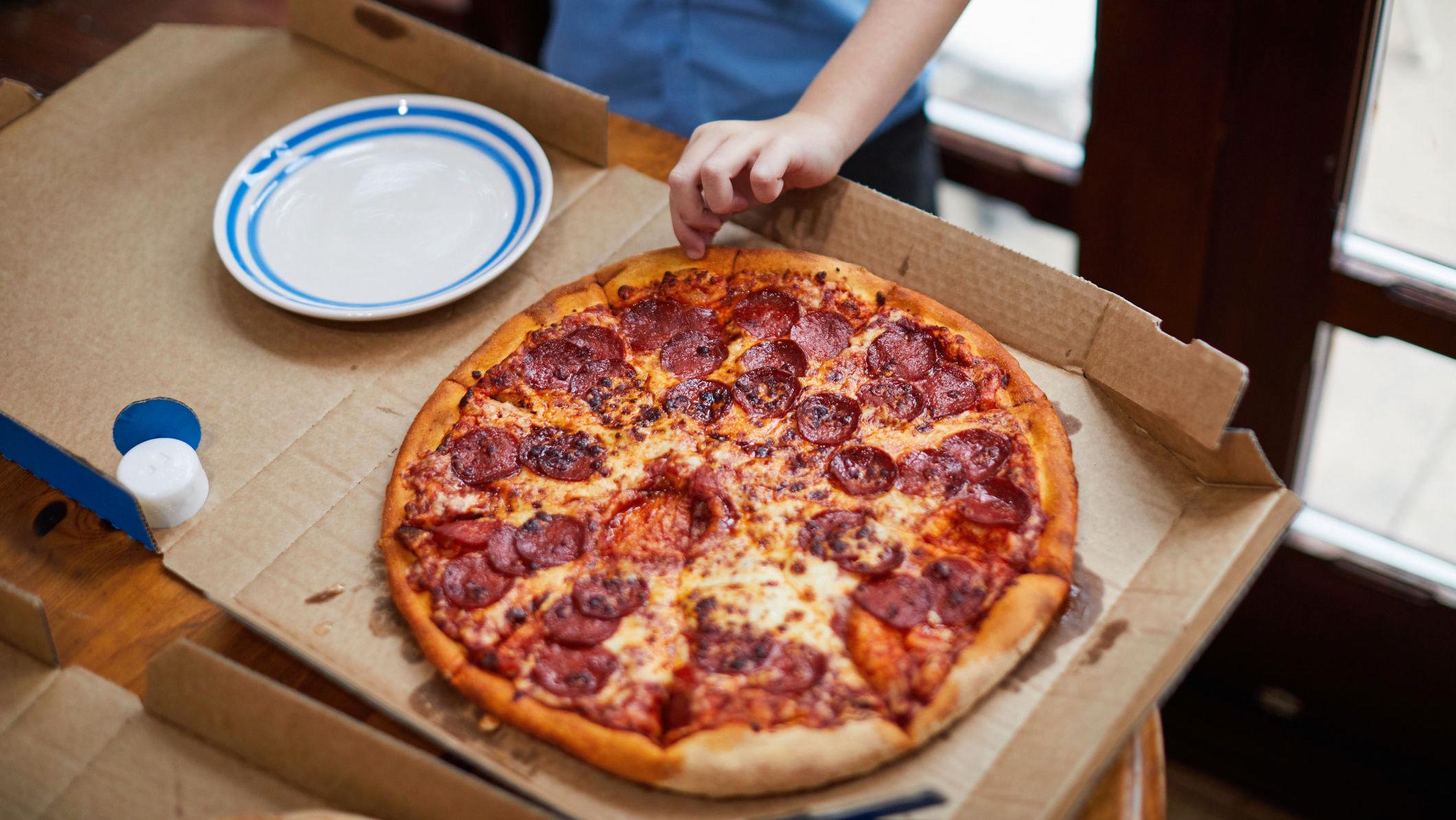 FETTSØL: Pizzaesker som er veldig sølete skal kastes i restavfall. Hvis det bare er papiret under pizzaen som er sølete, kan du fjerne dette og resirkulere selve esken. Foto: Sally Anscombe/Getty Images