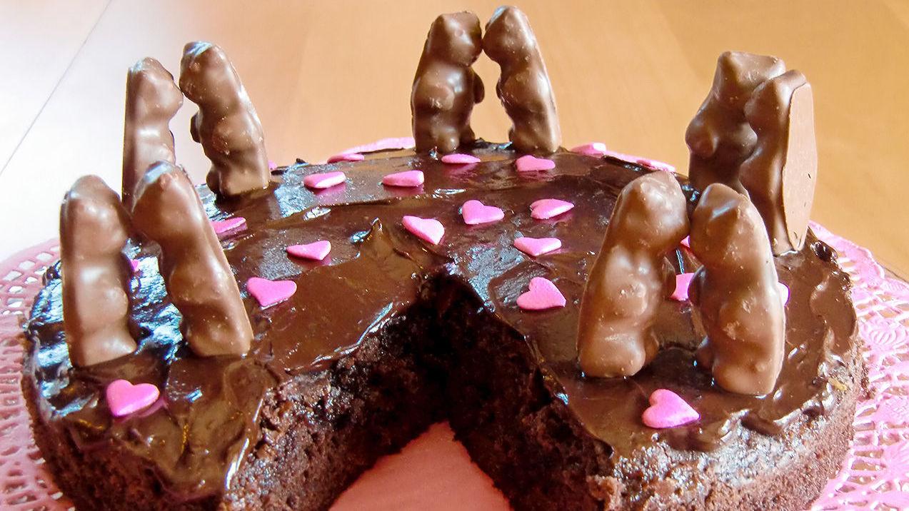 SØTT: Bamsemumsene i deigen gjør kaken ekstra god og litt klissete. Foto: Kristine Ilstad