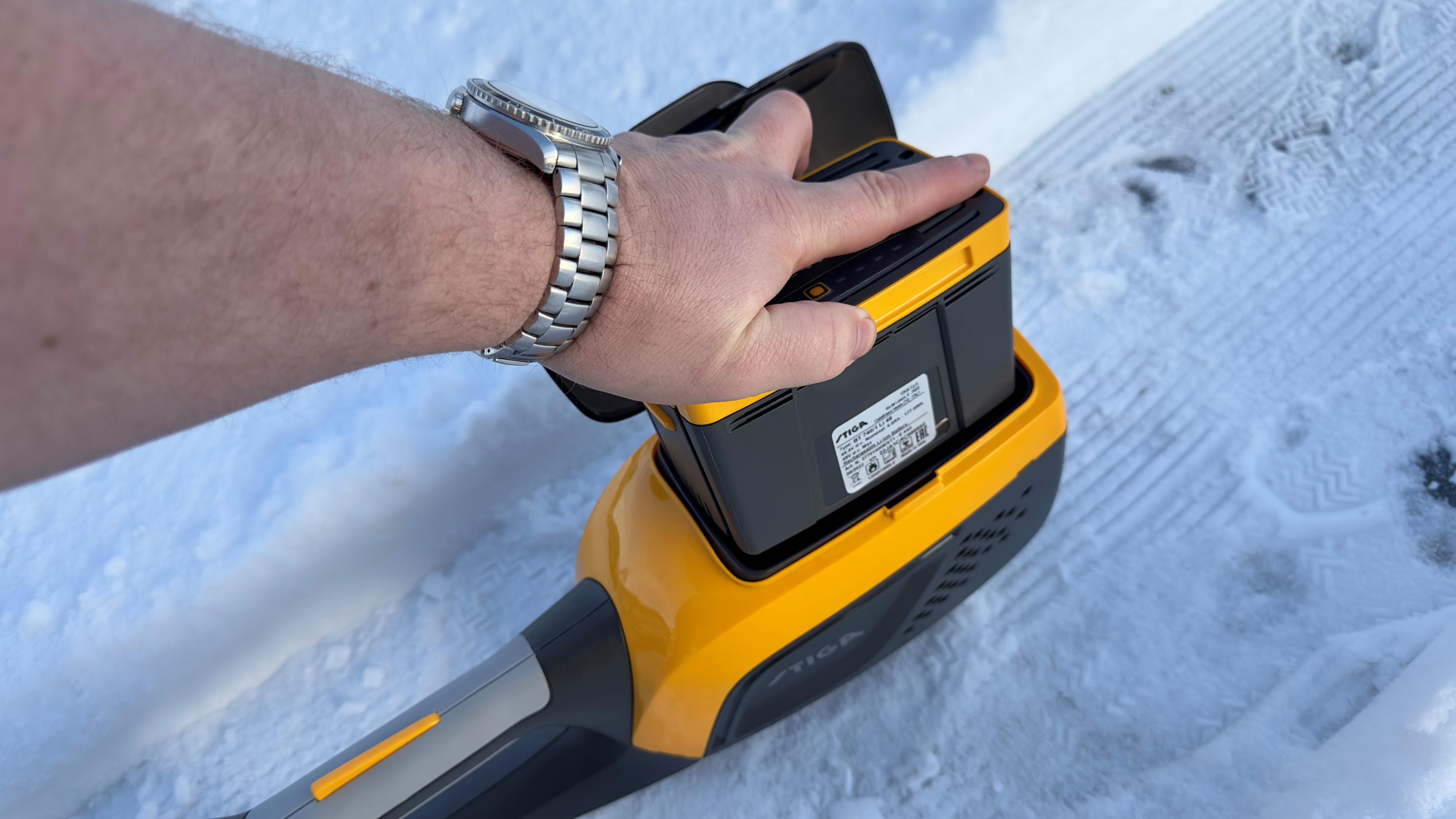Batteriet som følger med er på to amperetimer, og holder rundt 20 min om snøen ikke er for vått og tung. 