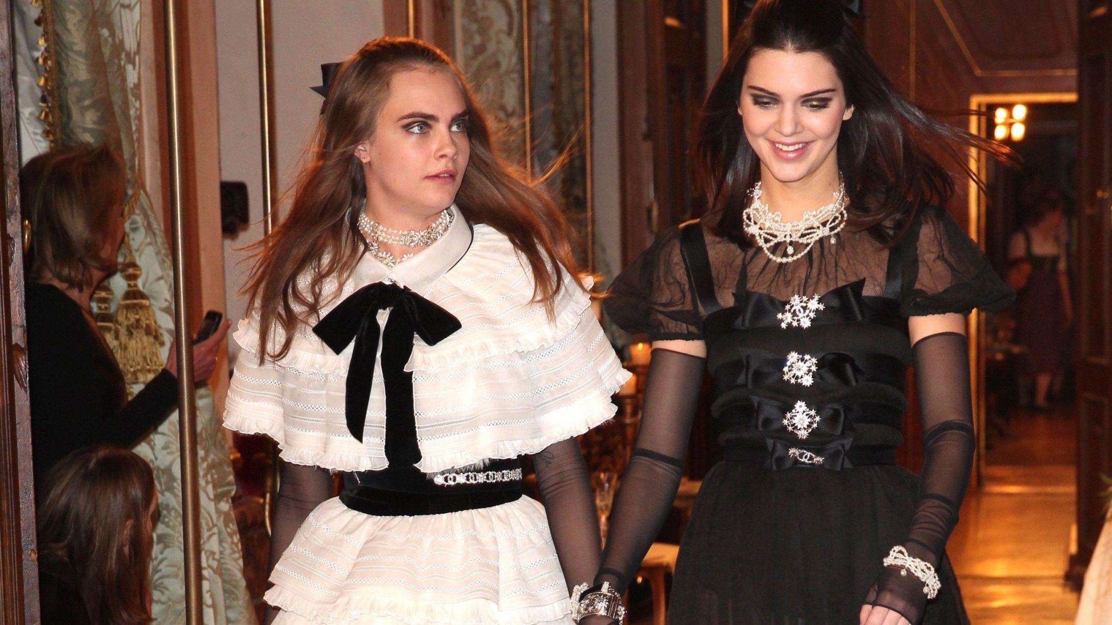 CHANEL-JENTER: Cara Delevingne (22) og Kendall Jenner (19) var ikke å se under årets Victoria's Secret Fashion Show, til tross for at de er to av verdens mest ettertraktede modeller for øyeblikket. Foto: Getty Images