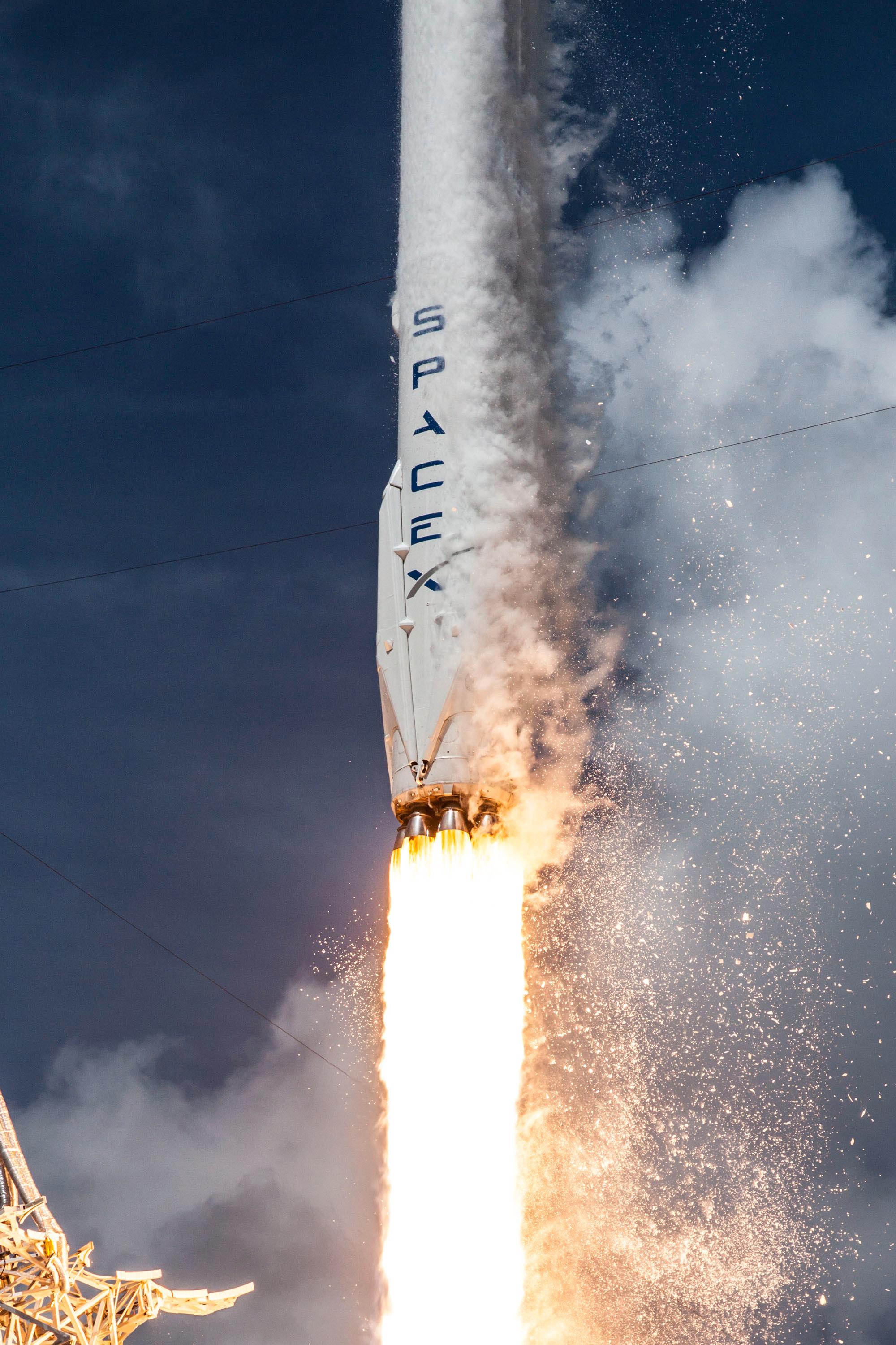 Space X' Falcon 9-rakett under oppskytning. På siden kan du se landingsbenene som felles ut når raketten går inn for landing. Foto: SpaceX