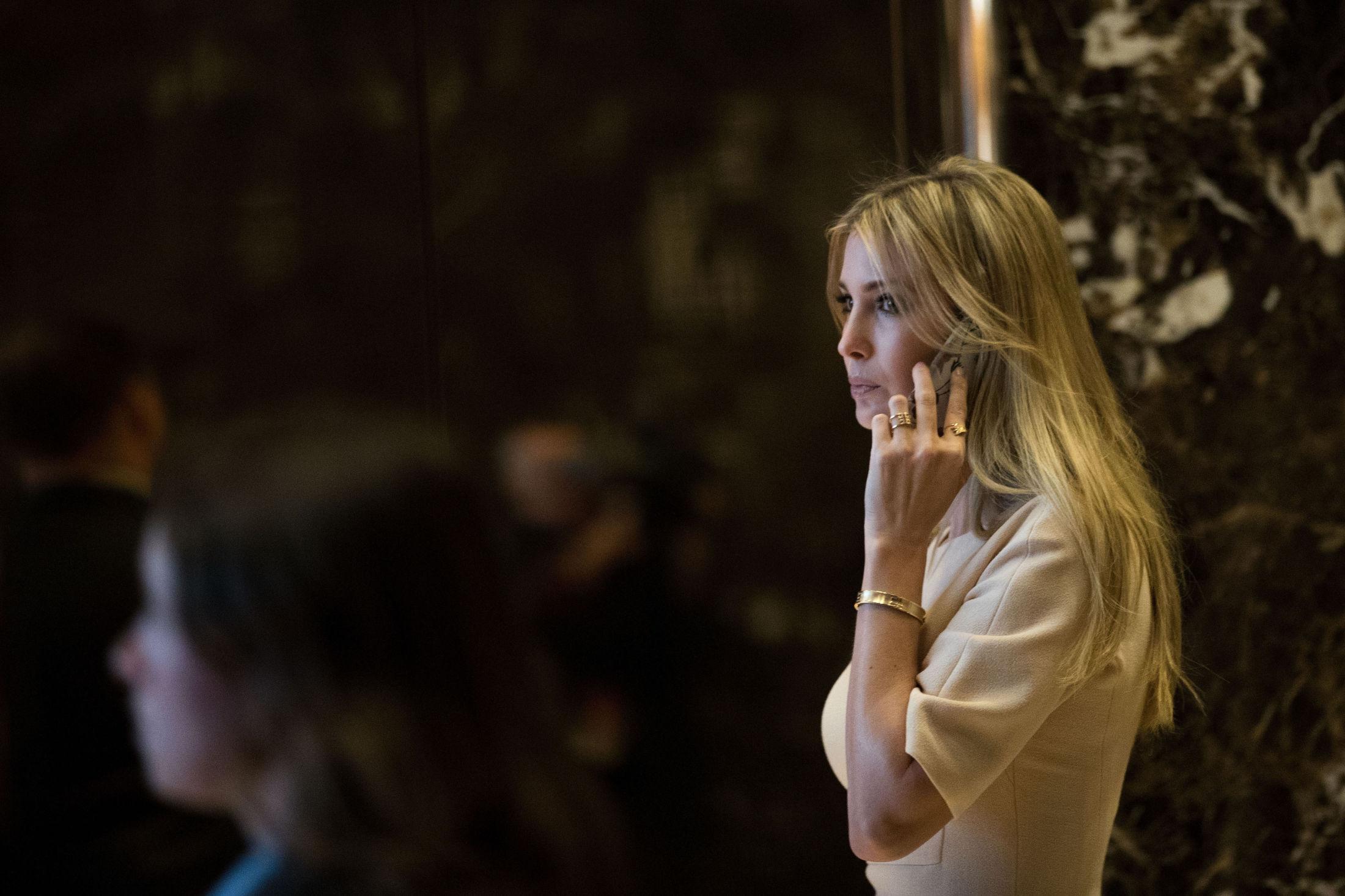 KRITISERT: Familien ble intervjuet i Donald og Melania Trumps hjem på toppen av Trump Tower i New York. Ivanka valgte å ha på seg et diamantarmbånd (avbildet) fra sin egen kolleksjon og i ettertid sende ut pressemelding om hva hun hadde på seg. Foto: Getty Images