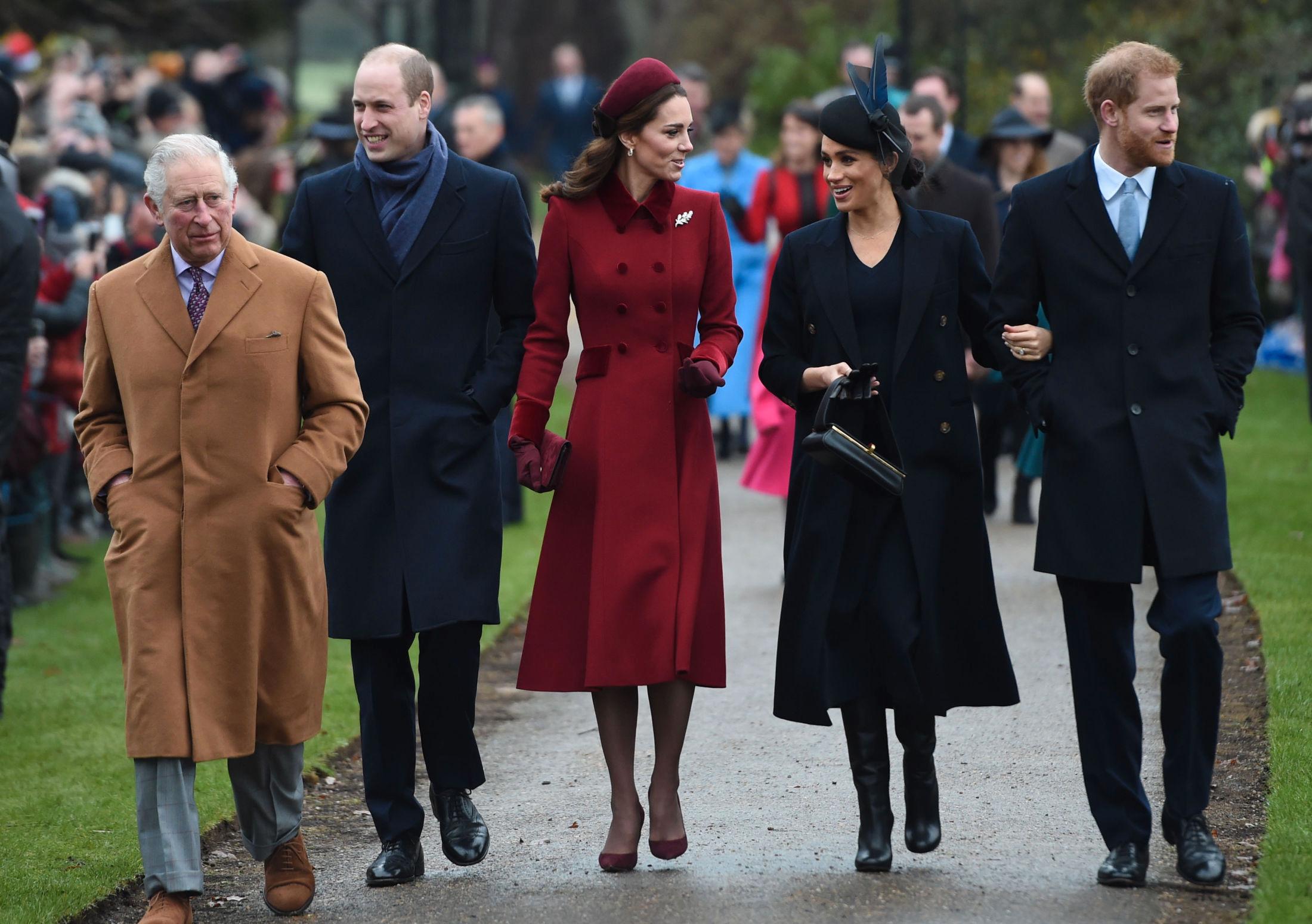 FAMILIETUR: Prins Charles, prins William, hertuginne Kate, hertuginne Meghan og prins Harry på vei inn til gudstjenesten. Foto: Joe Giddens/Pa Photos.