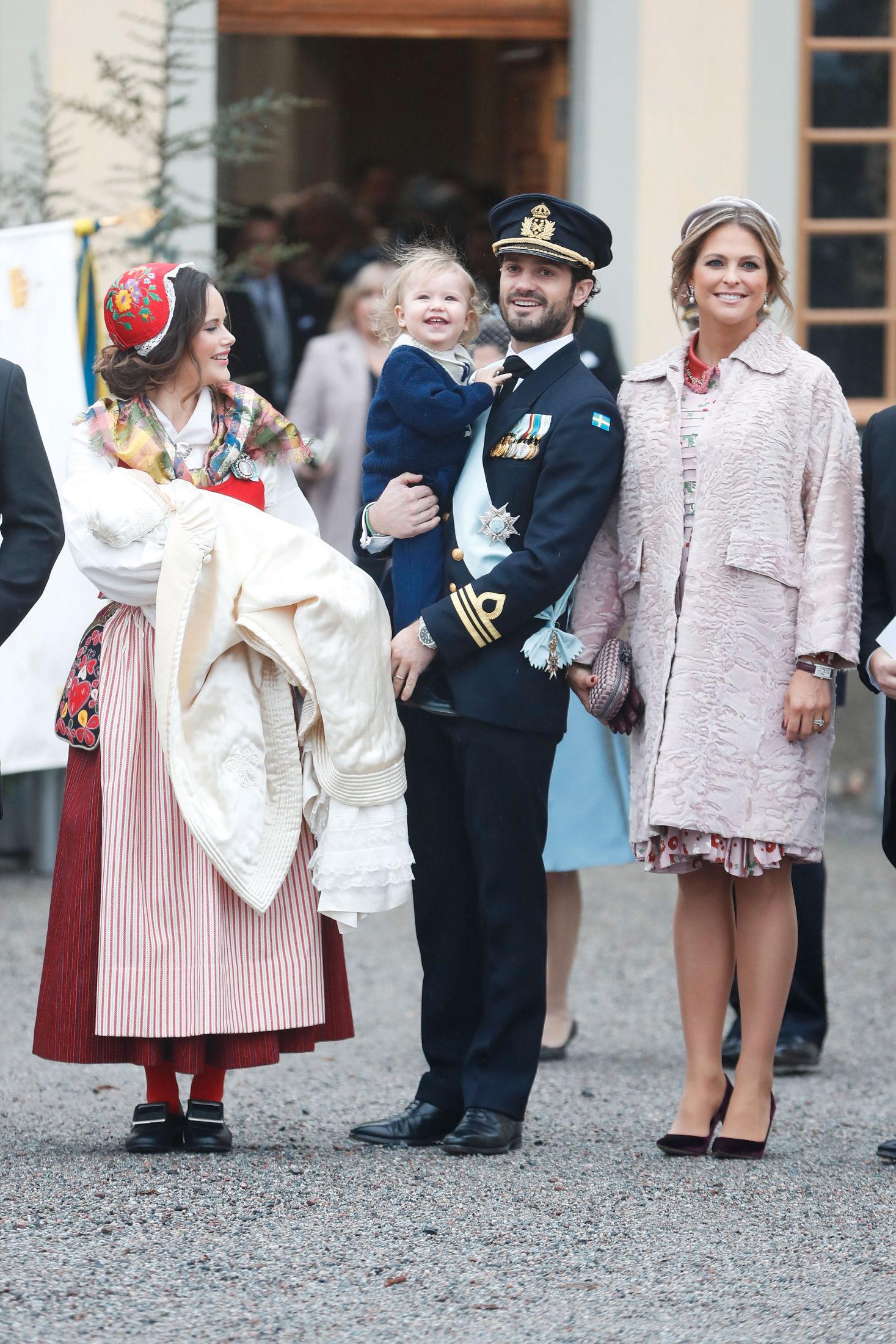 DØPT: Prins Gabriel på armen til prinsesse Sofia, prins Carl Philip med prins Alexander og prinsesse Madeleine etter gudstjenesten. Foto: Getty Images.
