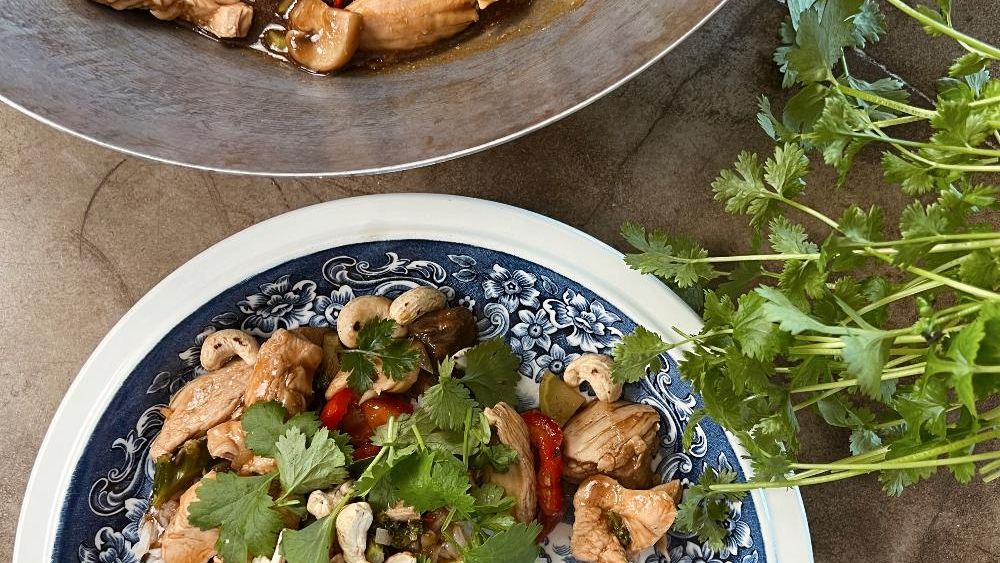 Kycklingwok med cashew och koriander – perfekt kylskåpsrens