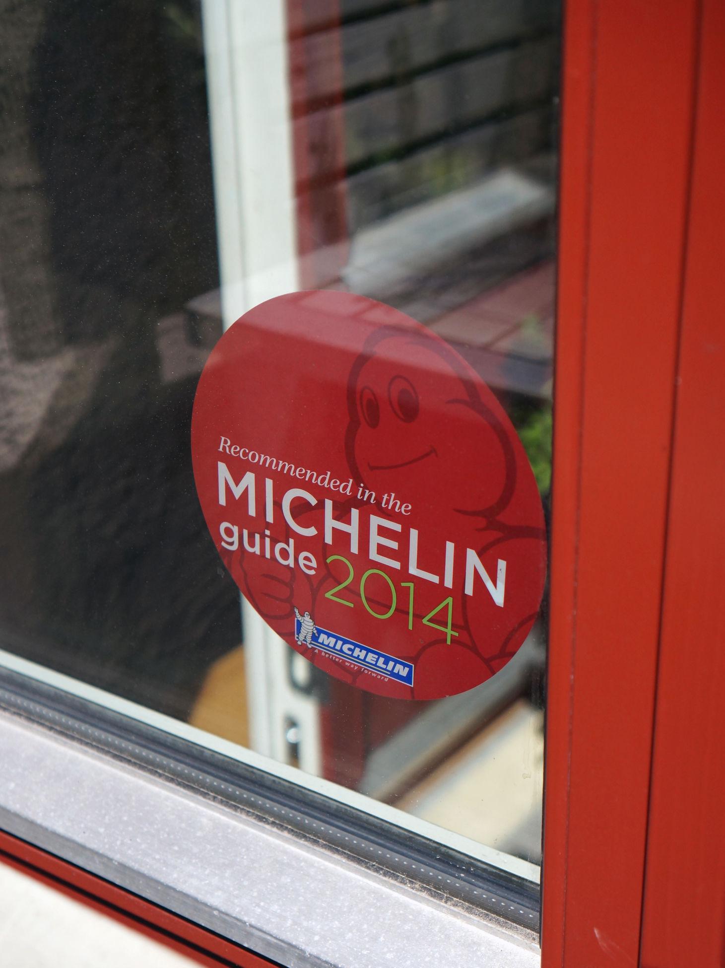 BEVISET: Hvis en restaurant får en stjerne i Michelin-guiden, får de også et klistremerke som bevis. Ramsvik har festet sitt på verandadøren hjemme. Foto: Maria Tveiten Helgeby/VG