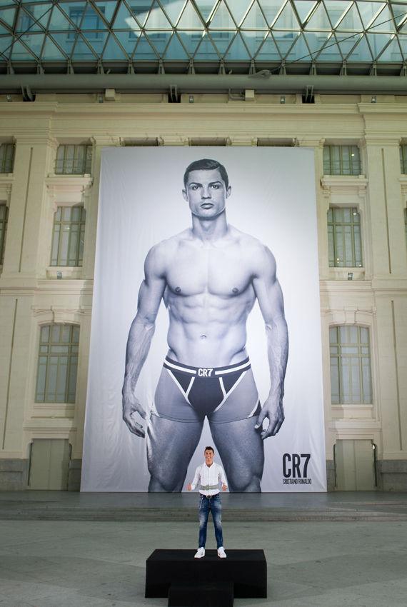 STOR: Foran et gigantisk bilde av seg selv i bare undertøyet, møtte Ronaldo pressen torsdag kveld da han lanserte sin nye undertøyskolleksjon. Foto: Getty Images / All Over Press