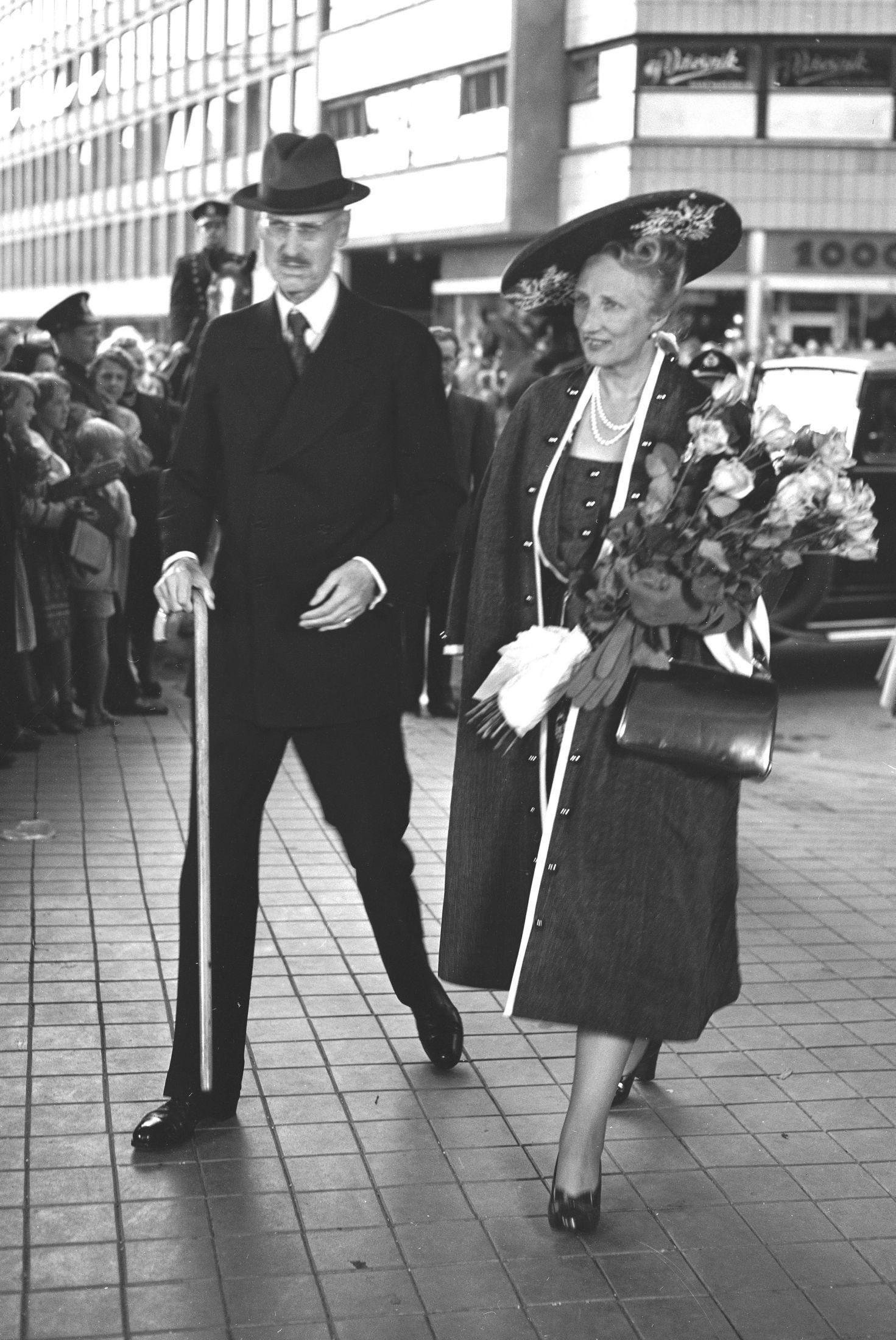Kong Haakon og Märtha på vei for å se kongefilm på Klingenberg kino for kongens 80 årsdag 3. august 1952. Foto: NTB arkiv