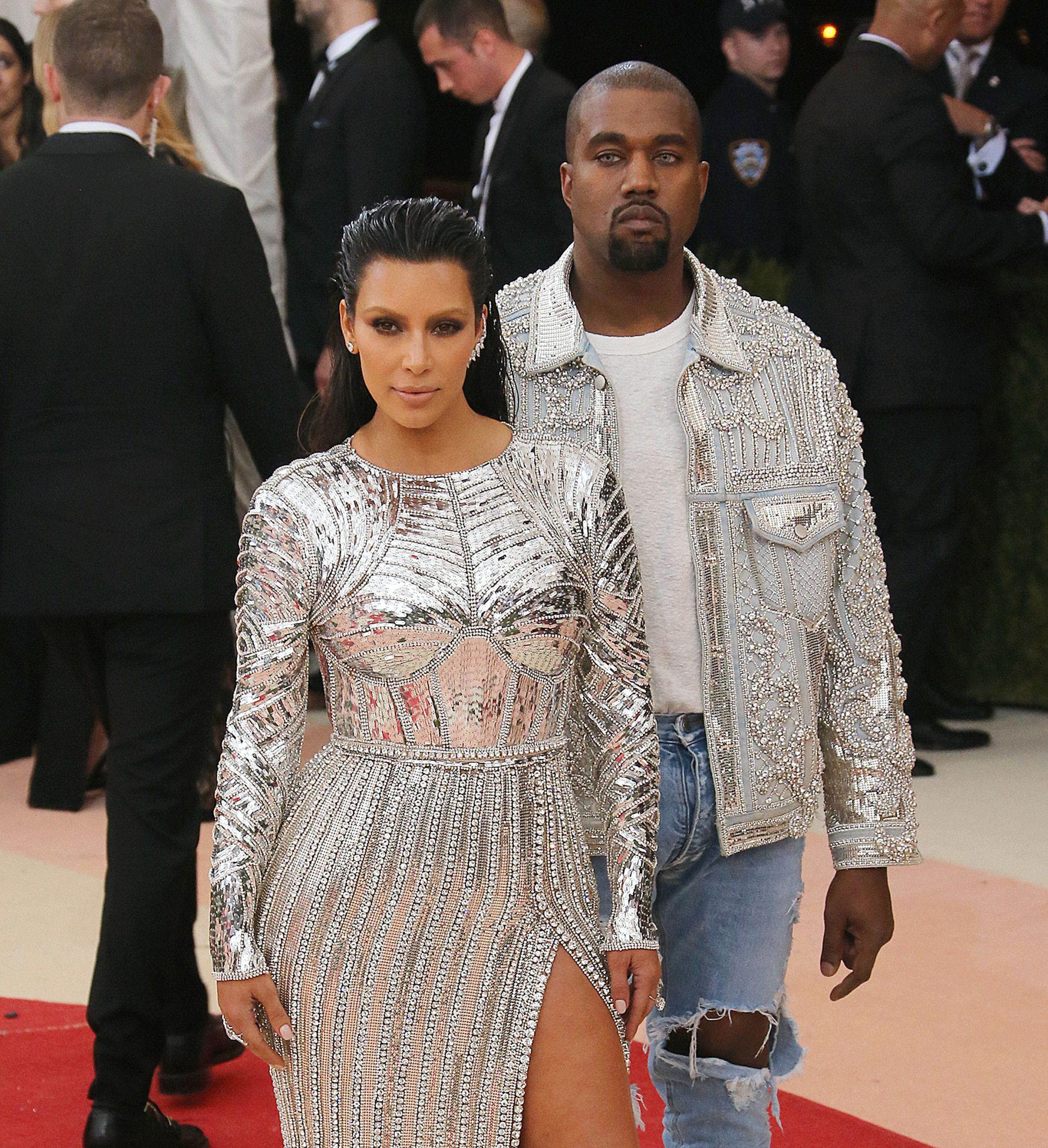 PÅ GALLA: Kim Kardashian og Kanye West på Met-gallaen i matchende antrekk fra Balmain. Foto: Pa Photos
