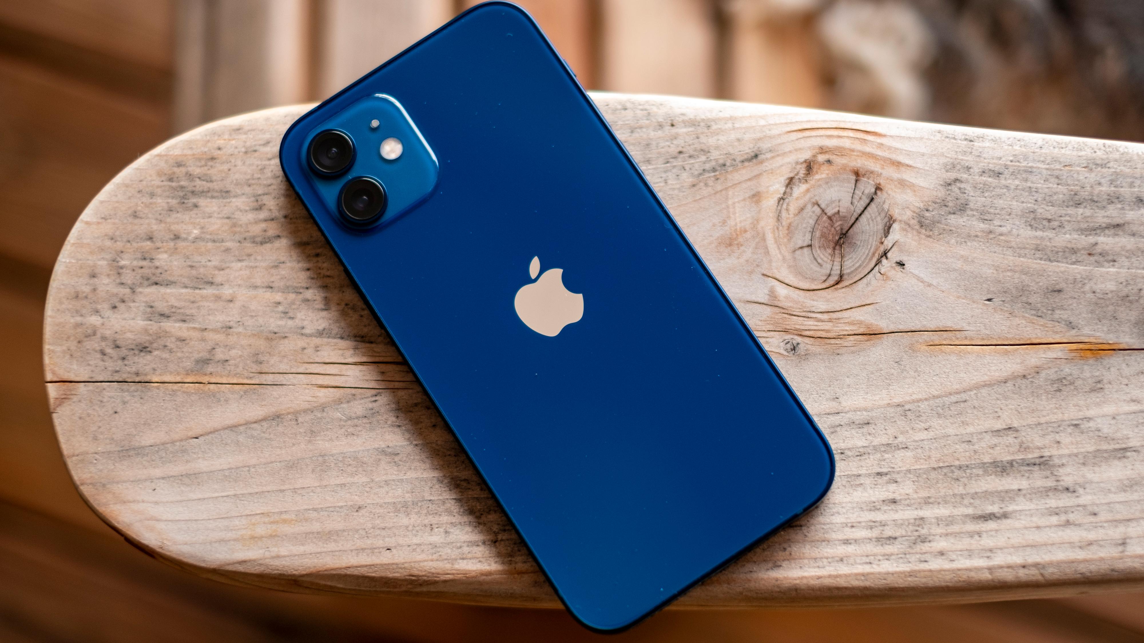 Blått er hott, ifølge Apple. iPhone 12 kommer i en knallvariant av fargen, mens iPhone 12 Pro kommer i en mer marineblå utførelse som grenser mot sjøgrønn.