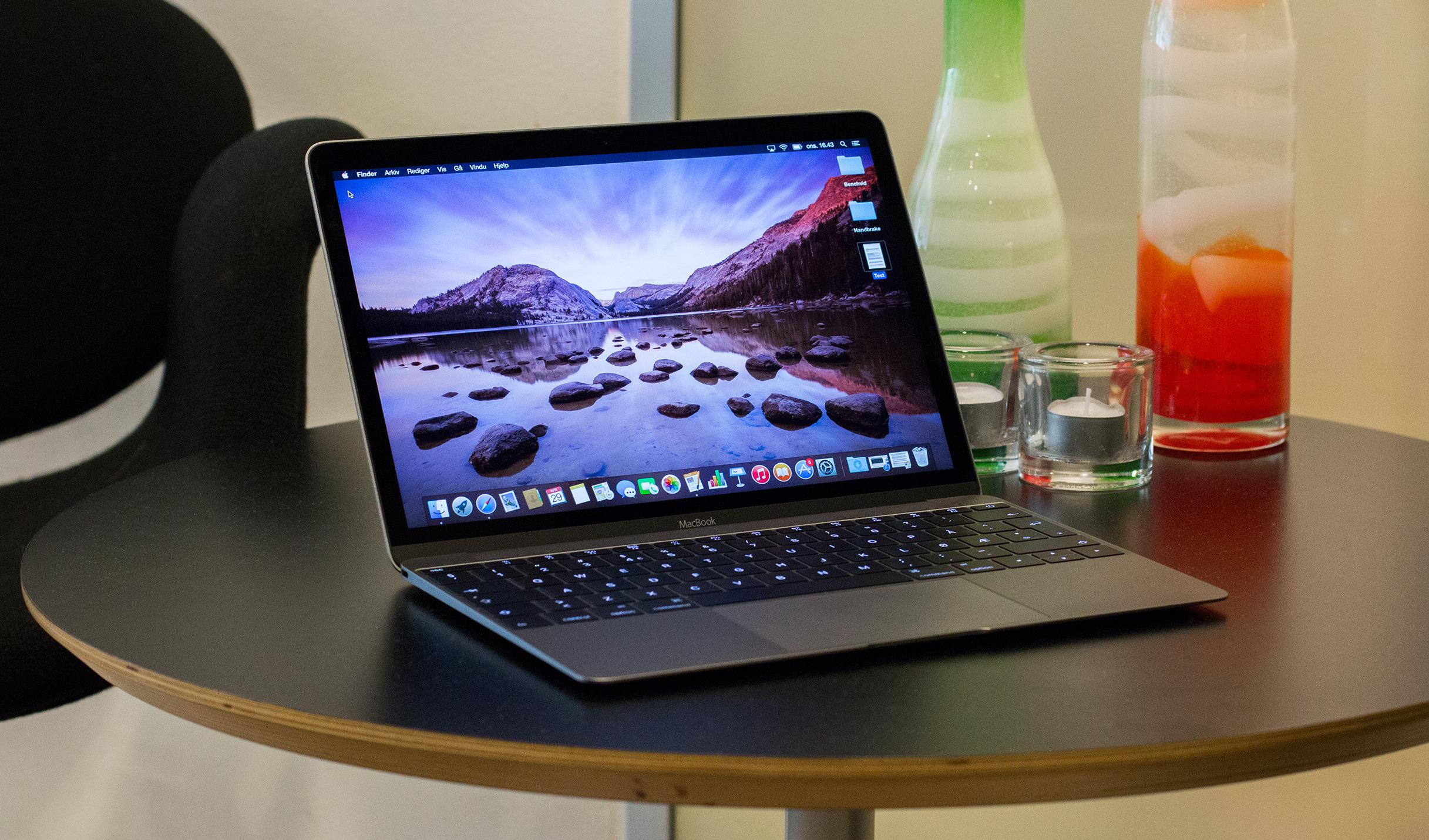 Apple er tradisjonelt ganske konservative i sine teknologivalg. Men siste MacBook ut er et eksempel på det motsatte. Den har kun én tilkobling, og den er av den helt nye USB type C-standarden. Foto: Anders Brattensborg Smedsrud, Tek.no