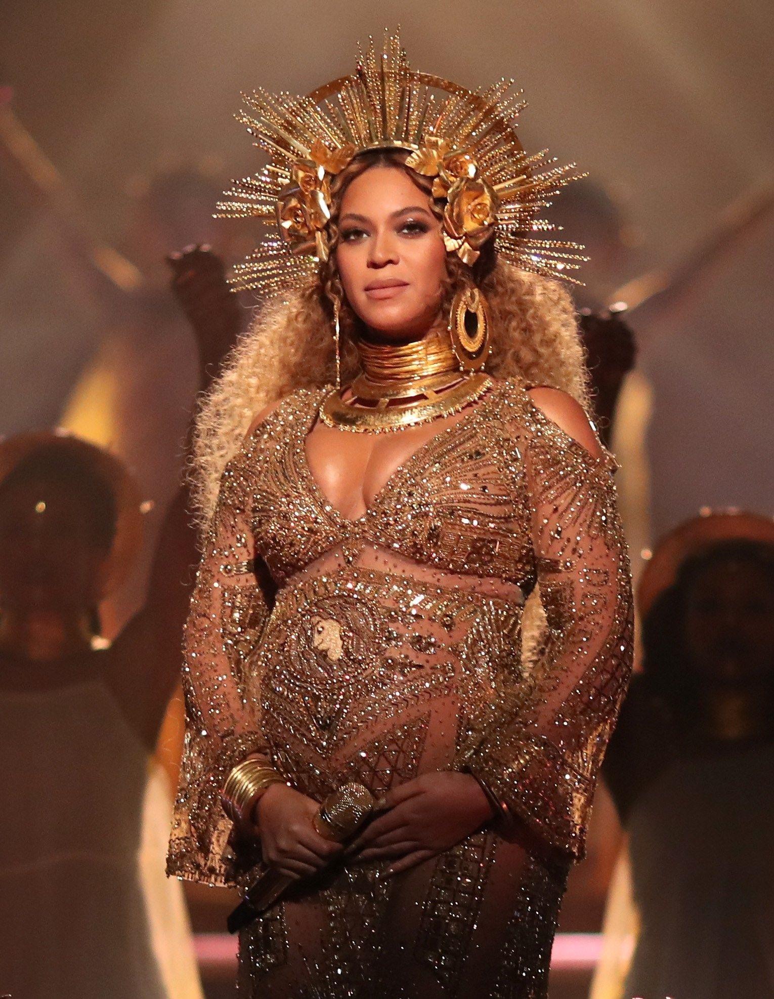 GUDINNE: Beyoncé, som her var gravid med tvillinger, imponerte i norsk design da hun opptrådte under Grammy-utdelingen i 2017. Kreasjonen, som kan beskrives som guddommelig, var ettersittende og transparent belagt med gullbroderier. På hodet hadde Beyoncé matchende gullkrone som nesten så ut som en glorie. Antrekket var designet av Peter Dundas. 