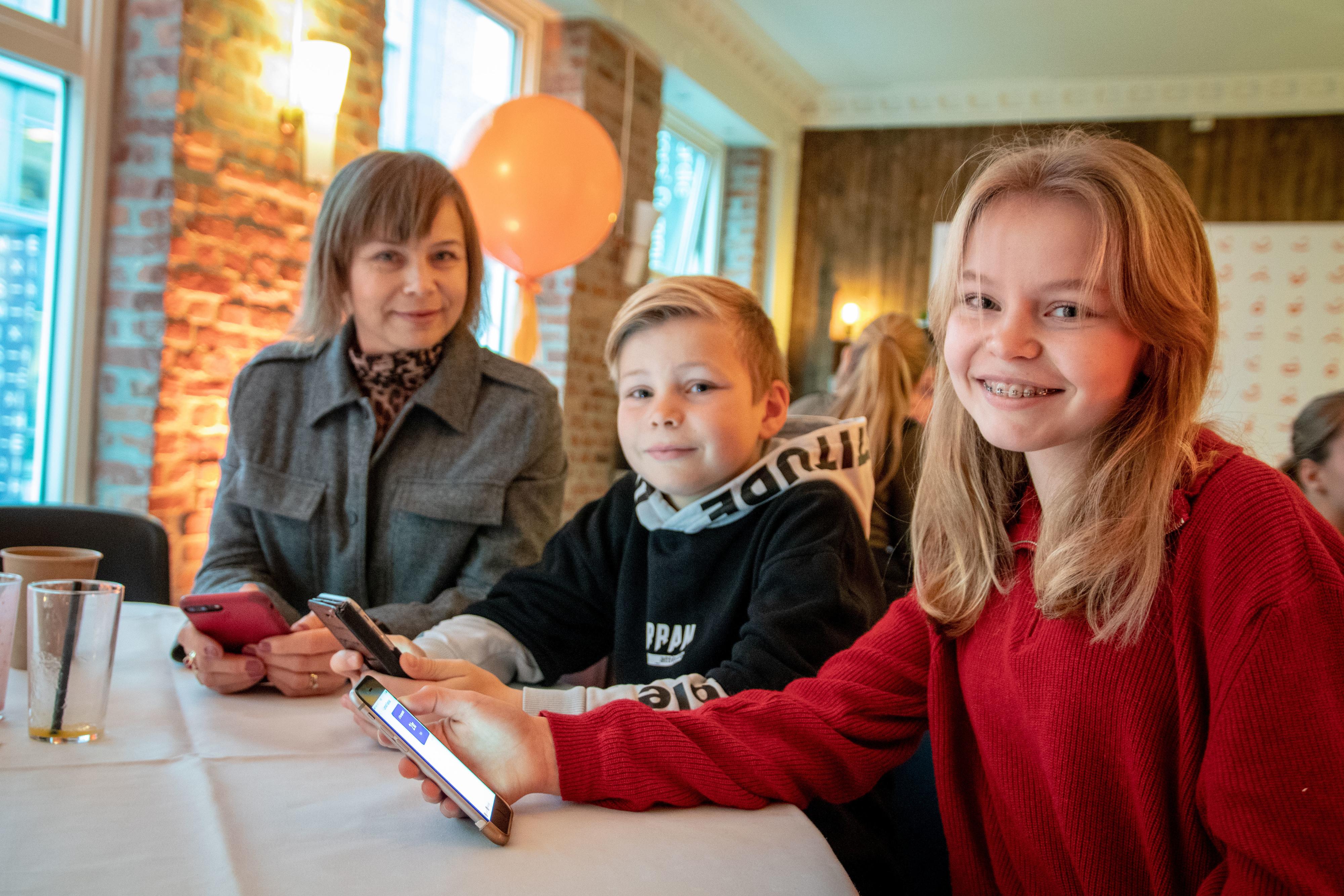 Ingebjørg Øra og barna Leonard Fageraas (11) og Lila Pauline fageraas (13) har hjulpet til med å teste ut den nye Vipps-appen.