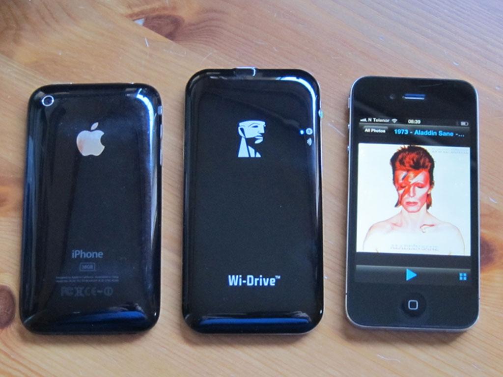 Fronten på Wi-Drive likner baksiden på iPhone 3GS (til venstre). Disken er litt større enn iPhone 4 (til høyre), men den veier mindre.