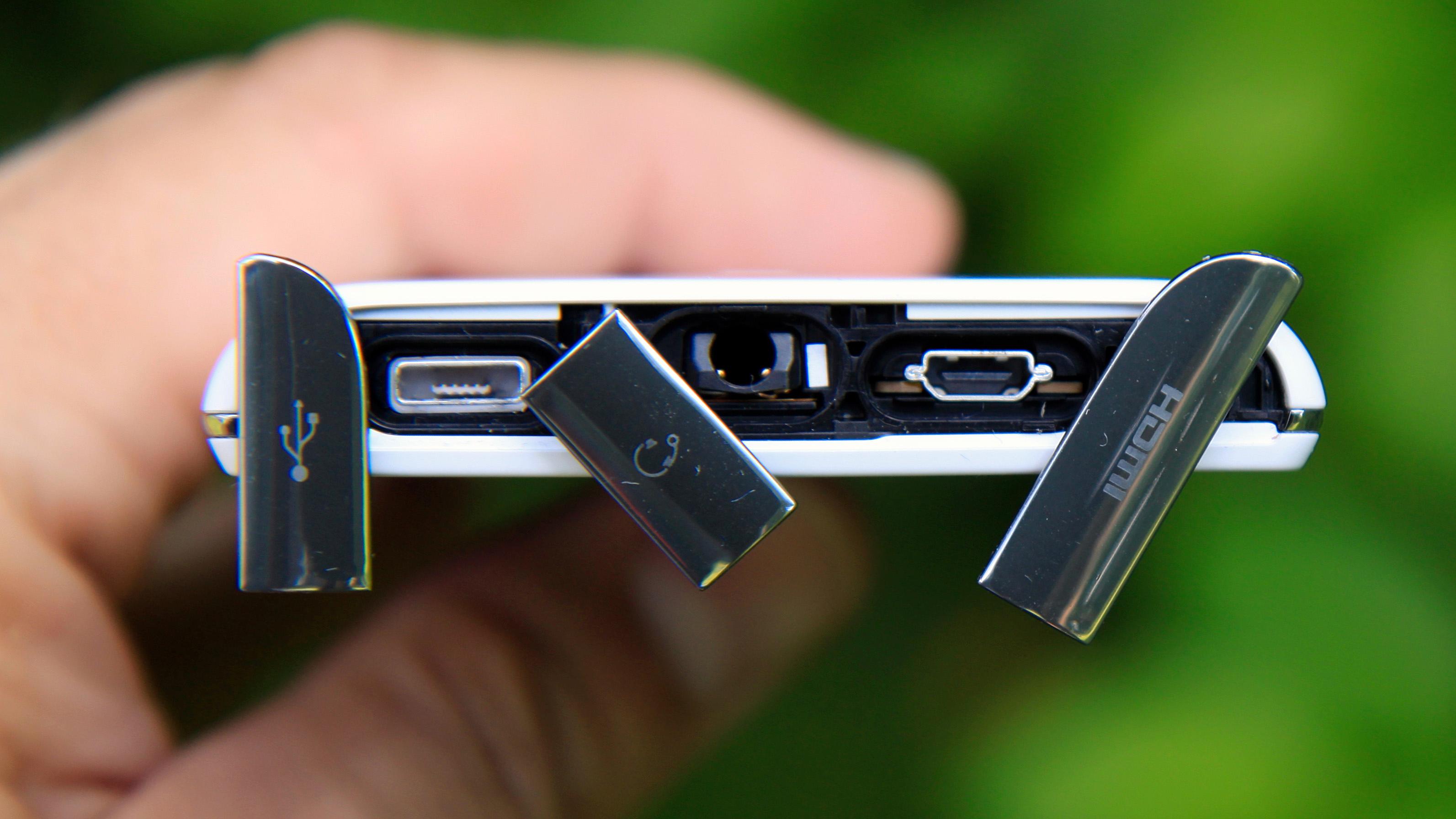 Lukene på toppen av mobilen er vanntette. Fra høyre: HDMI, 3,5 mm minijack og micro-USB.Foto: Kurt Lekanger, Amobil.no