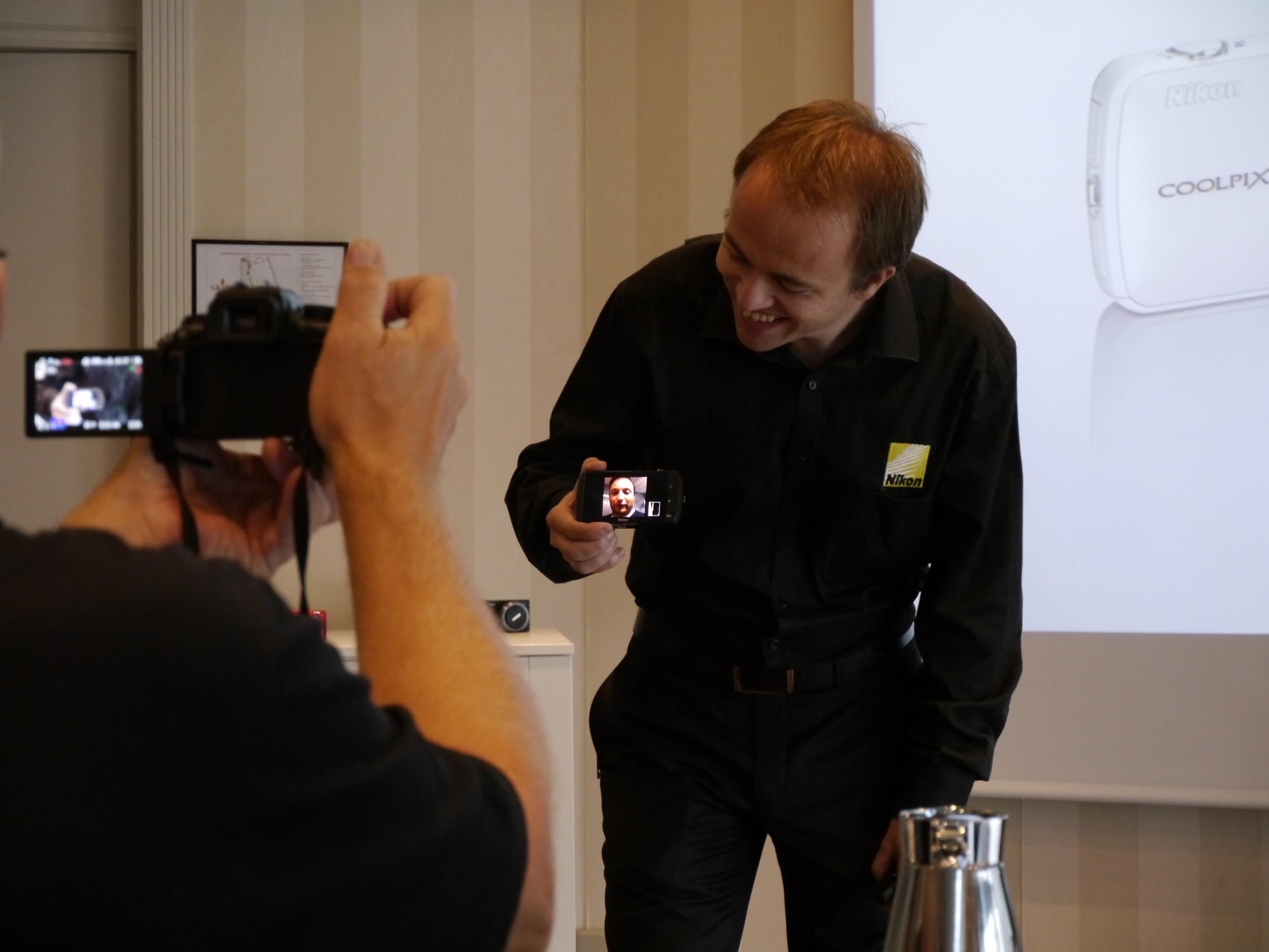 Nikons produktspesialist Jon Aasen viser frem det nye Androidkameraet Coolpix S800c.Foto: Paal Mork-Knutsen, Akam.no