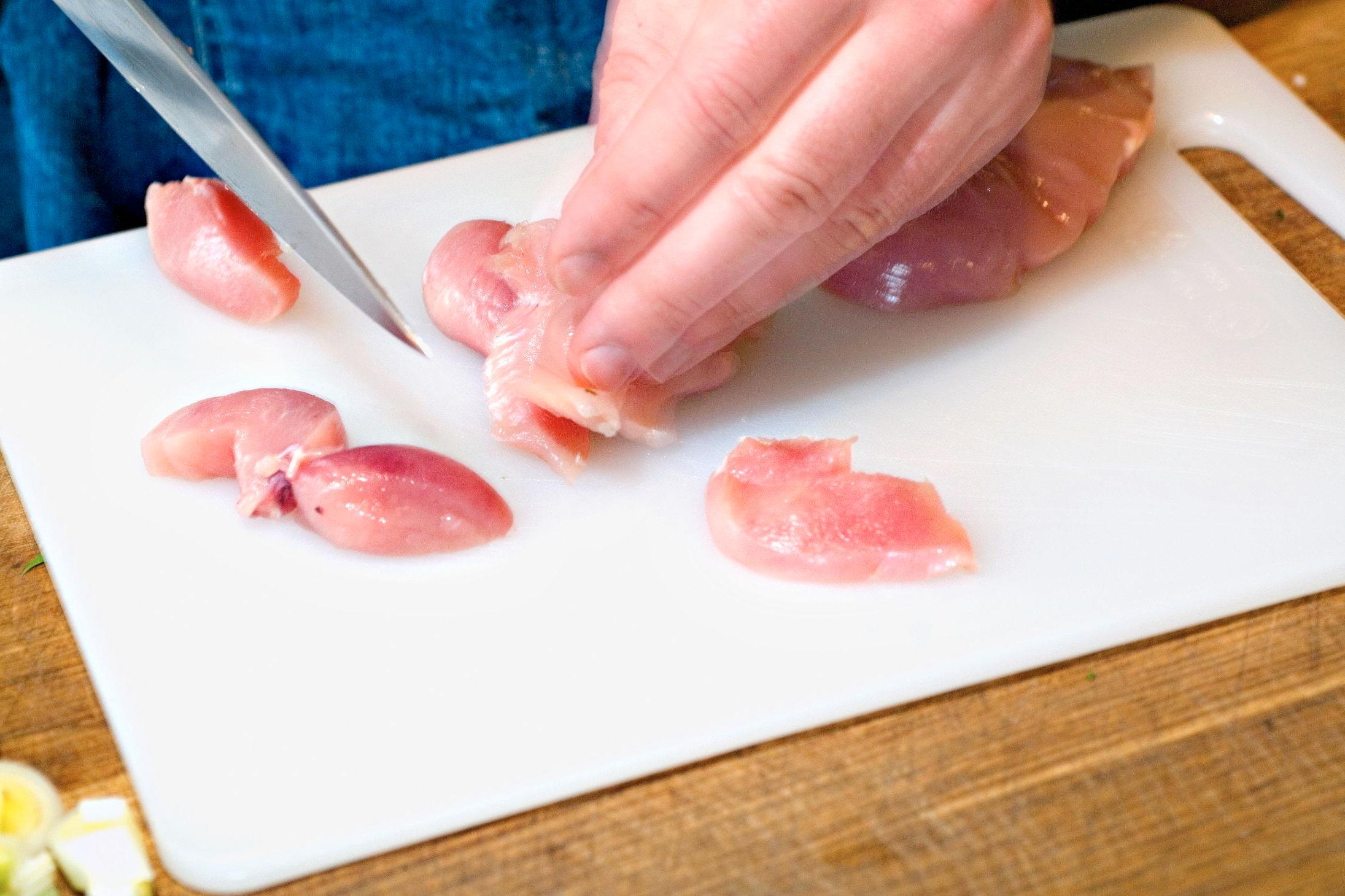 PASS PÅ: Ha et eget skjærebrett til rått kjøtt, og vask hendene dine etter at du har tatt på rå kylling. Foto: Bjørn Thunæs/VG