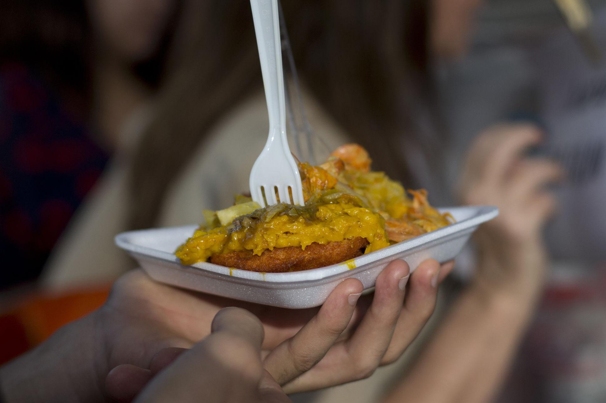 DIGG GATEMAT: Friterte acarajé med smakfullt fyll er vanlig mat å ta med seg i hånden på gatene i Brasil. Foto: AP Photo/Silvia Izquierdo