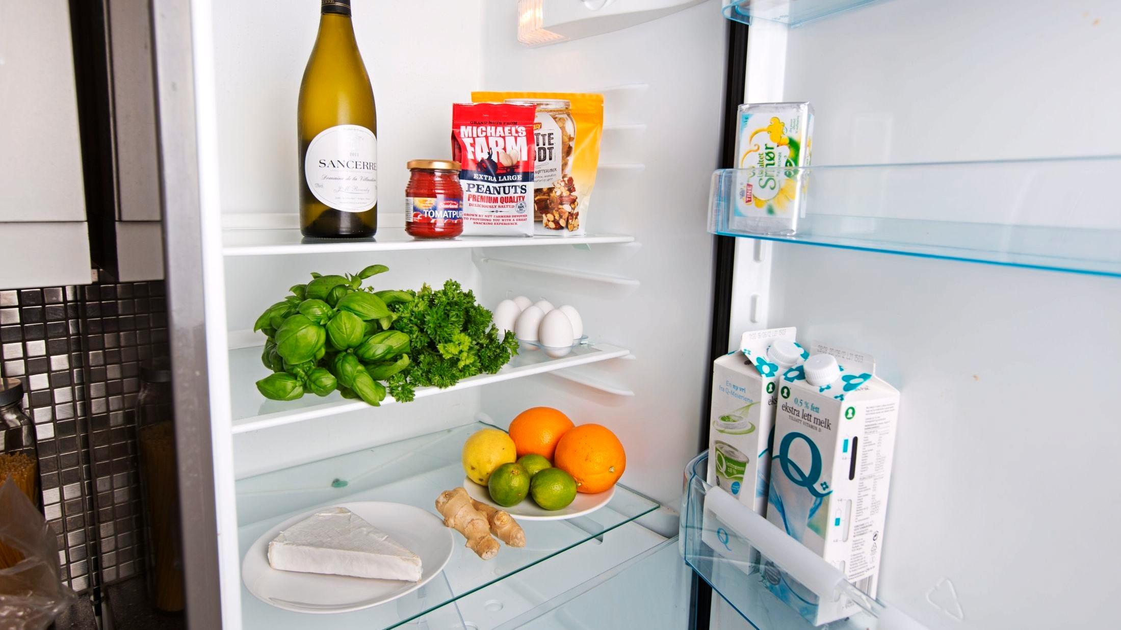 HVA GÅR HVOR? Holder du orden i kjøleskapet vil matvarene kunne holde lenger.