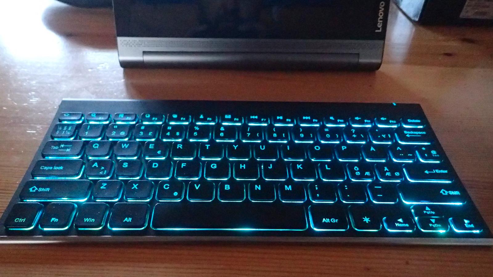 Tastaturet er kompakt, men ikke mindre enn at jeg kan skrive komfortabelt på det.