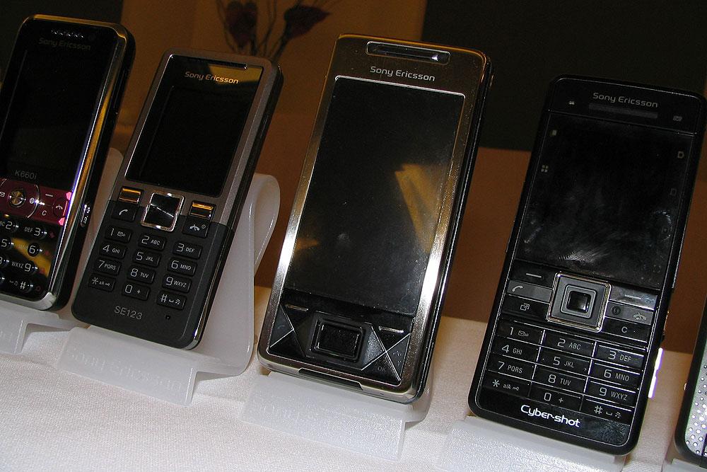 X1 er hakket mer klumpete enn en vanlig mobiltelefon, men har til gjengjeld en 3 tommer stor skjerm.
