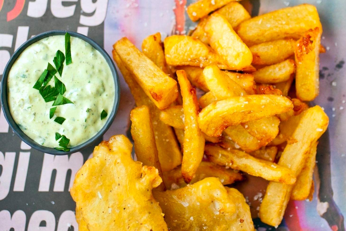 SPRØTT: Fisk og chips er en klassiker som aldri går av moten. Smaker ekstra godt med tartarsaus. Foto: Sara Johannessen/VG